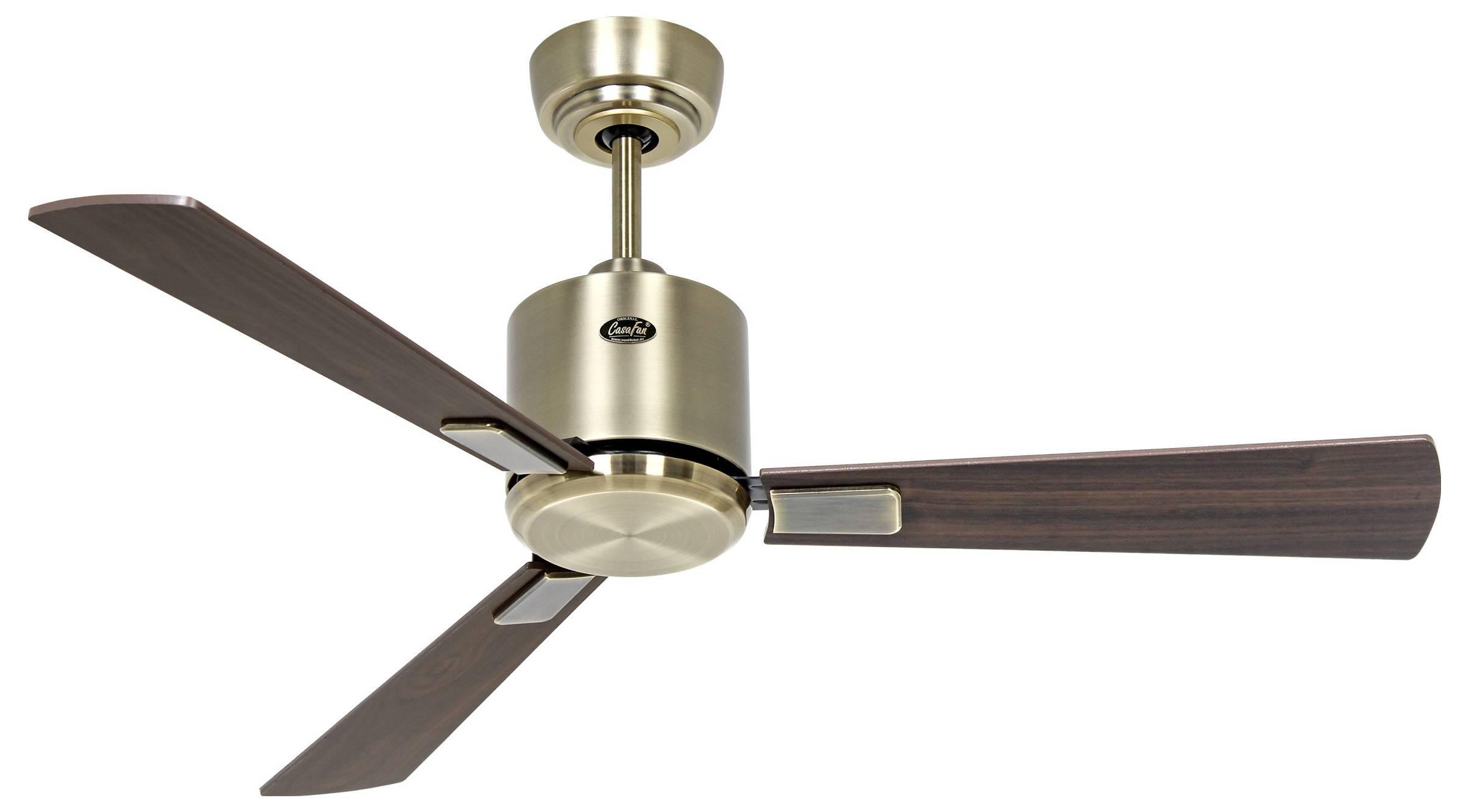 Ein dreiflügeliger Deckenventilator mit metallischer Oberfläche und dunklen Holzflügeln, an einer Decke montiert.