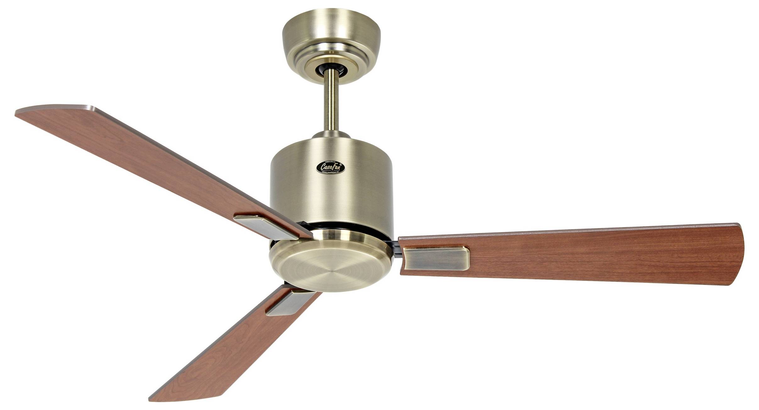 Ein moderner Deckenventilator mit drei Holzflügeln und gebürsteter Metalloberfläche, dargestellt vor einem schlichten weißen Hintergrund.