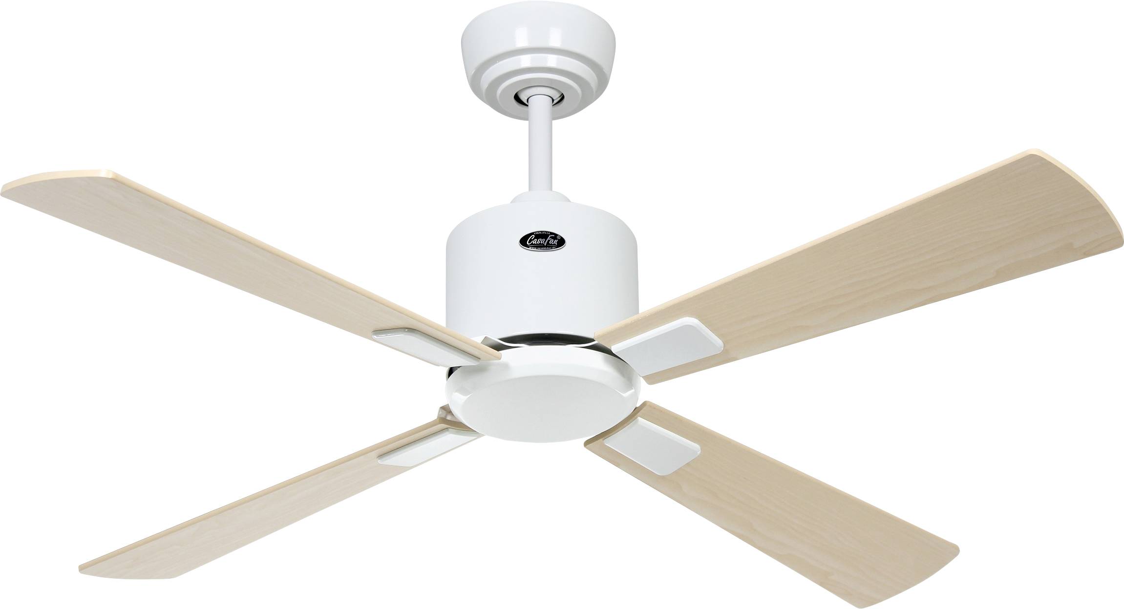 Ein weißer Deckenventilator mit vier hellbraunen Holzflügeln, an einer weißen Decke montiert.