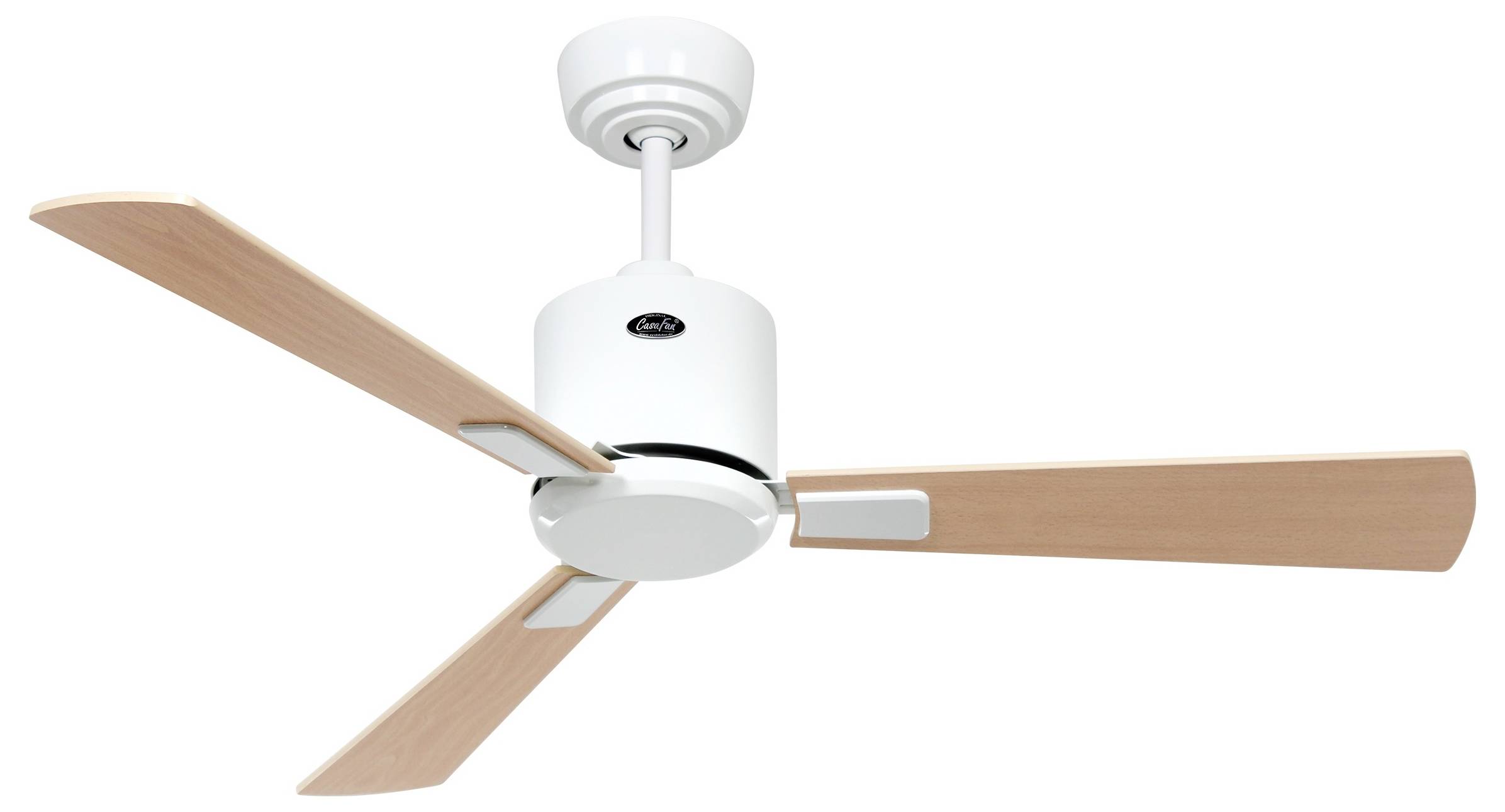 Ein moderner Deckenventilator mit weißem Motorgehäuse und drei Flügeln in Holzoptik, entwickelt für eine effiziente Luftzirkulation im Raum.