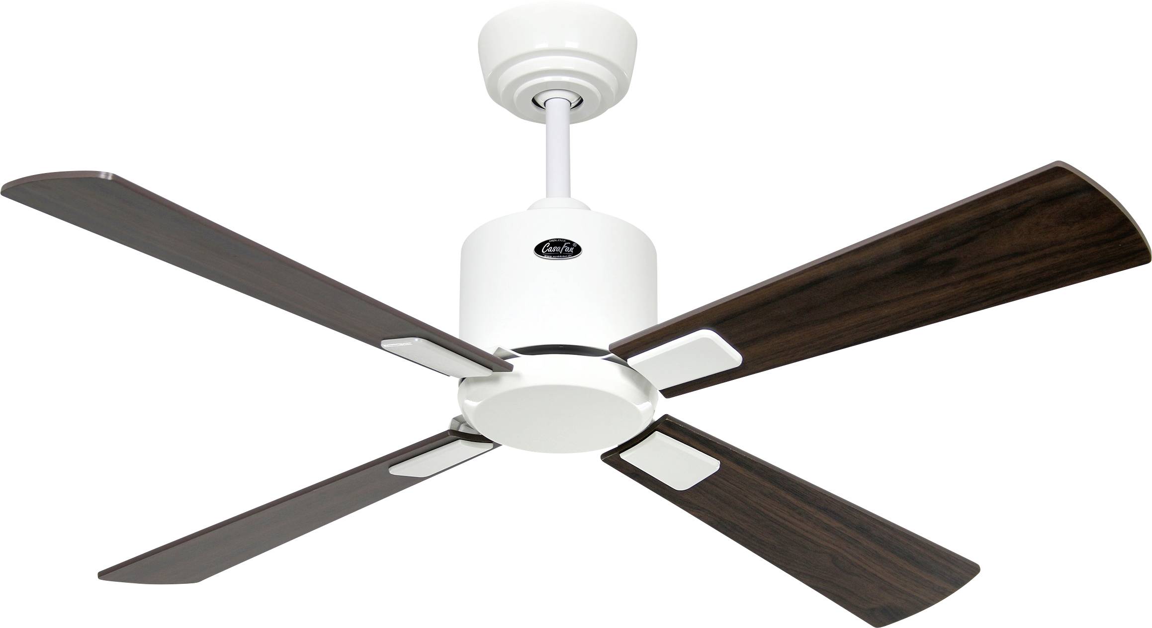 Ein weißer Deckenventilator mit vier dunklen Holzflügeln erstreckt sich von einer weißen Halterung.