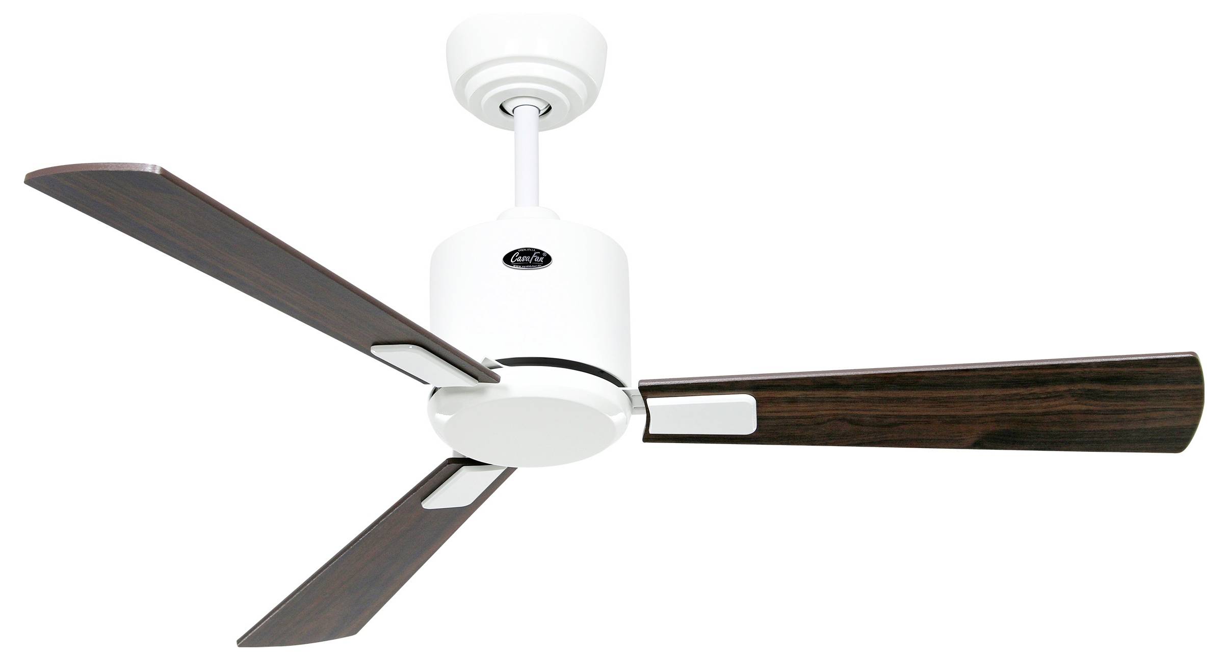 Ein Deckenventilator mit drei dunklen Holzflügeln und einem weißen Motorgehäuse, konzipiert für den Innenbereich zur effektiven Luftzirkulation.