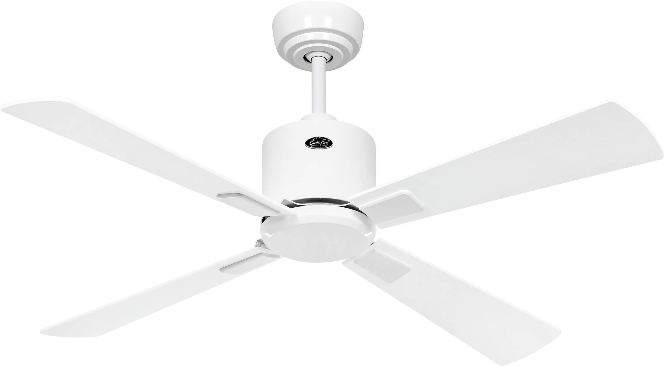 Ein weißer Deckenventilator mit vier Flügeln und einer zentralen Motoreinheit, konzipiert für die Luftzirkulation in Innenräumen.