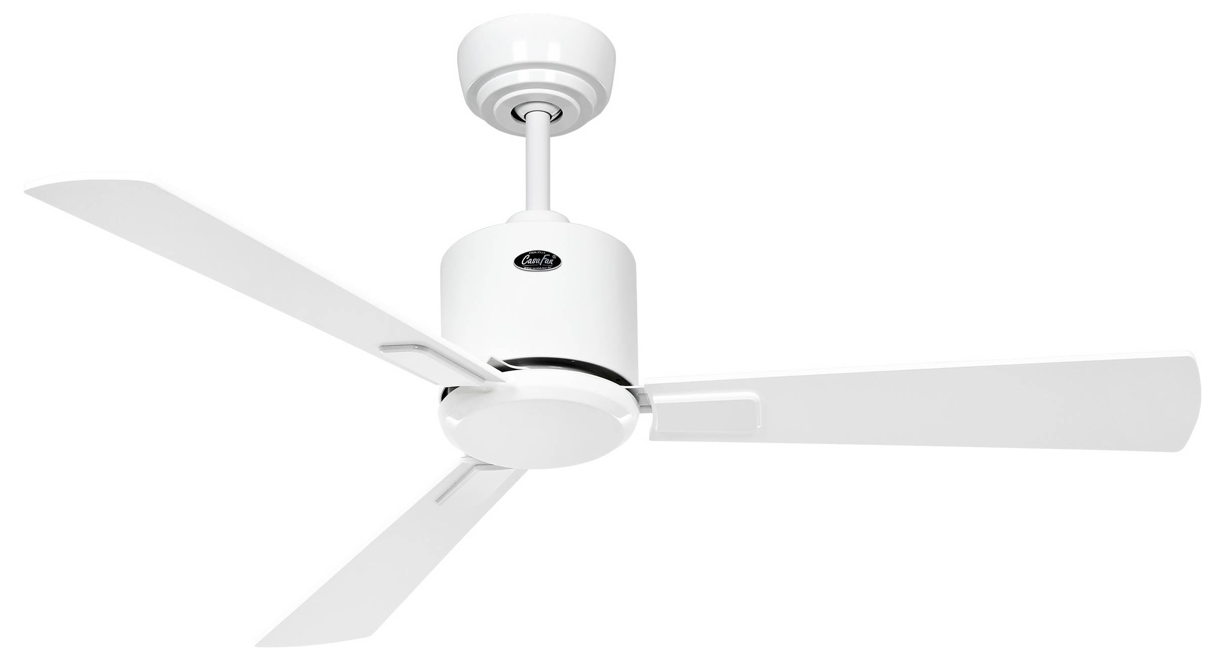 Ein weißer Deckenventilator mit drei Flügeln, an der Decke montiert in minimalistischem Design.