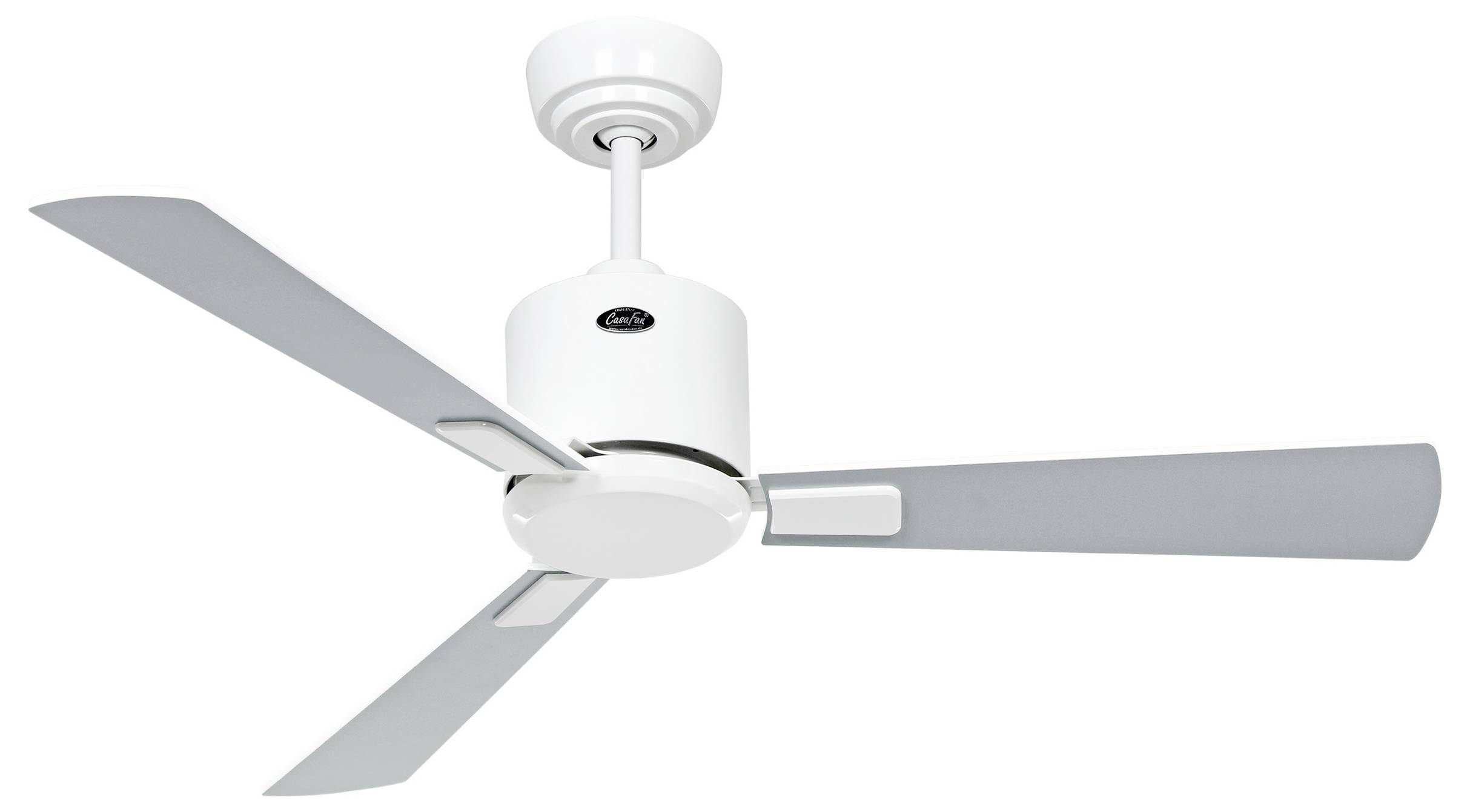 Ein weißer Deckenventilator mit drei Flügeln, an einer weißen Decke montiert.