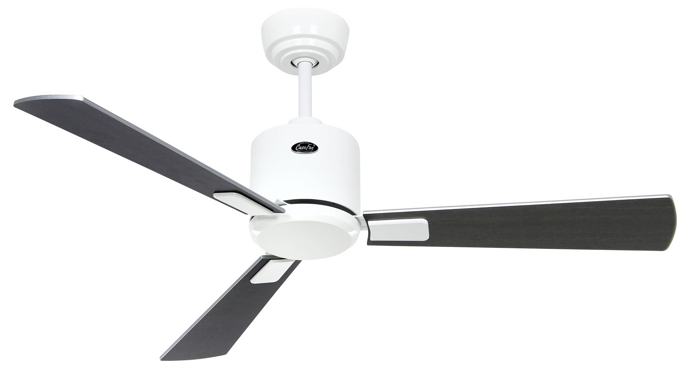 Ein weißer Deckenventilator mit drei schwarzen Flügeln, montiert an einer weißen Decke. Der Ventilator hat ein modernes, minimalistisches Design.