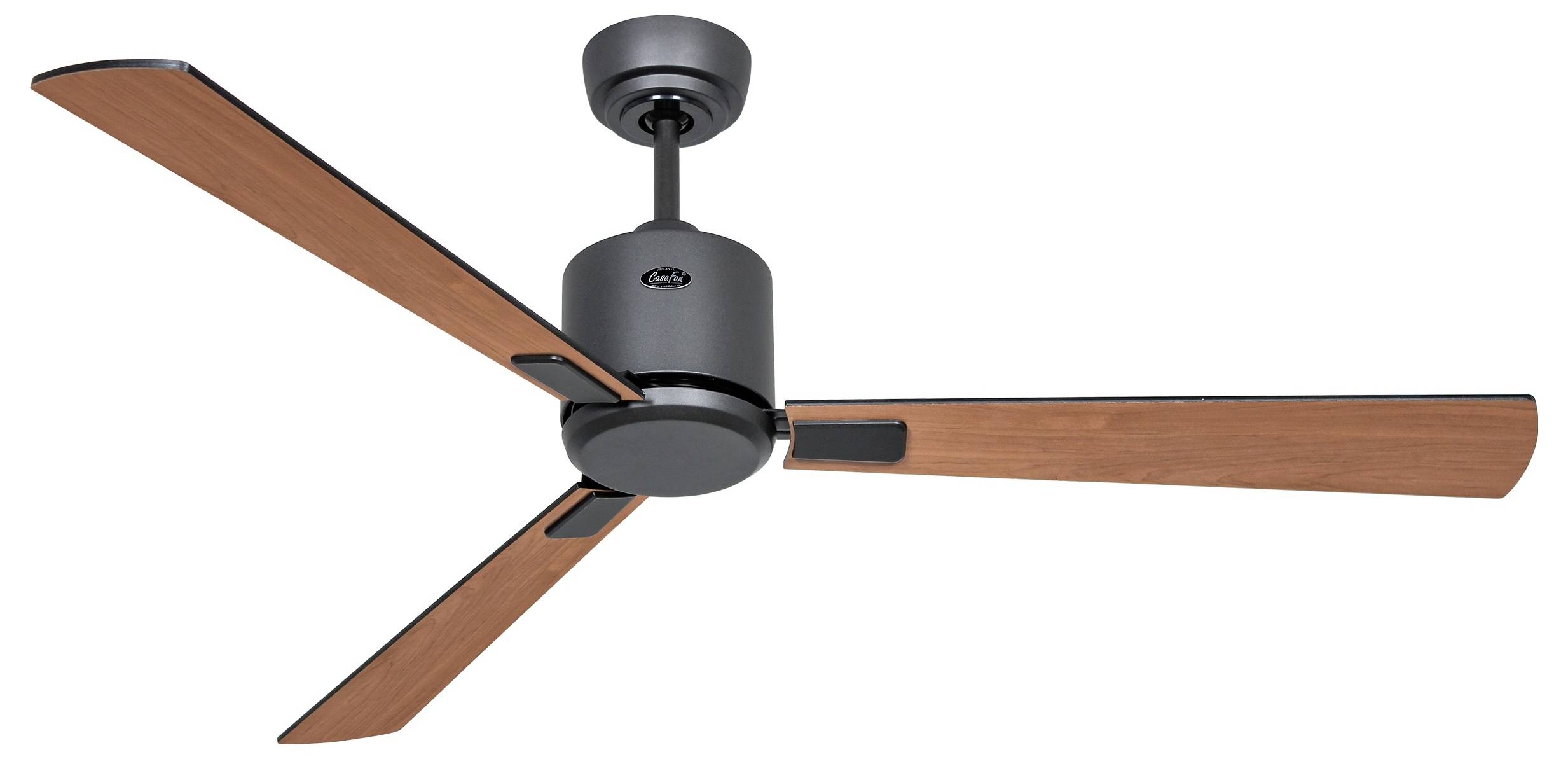 Ein moderner Deckenventilator mit drei braunen Holzflügeln und einem schwarzen Motorgehäuse.