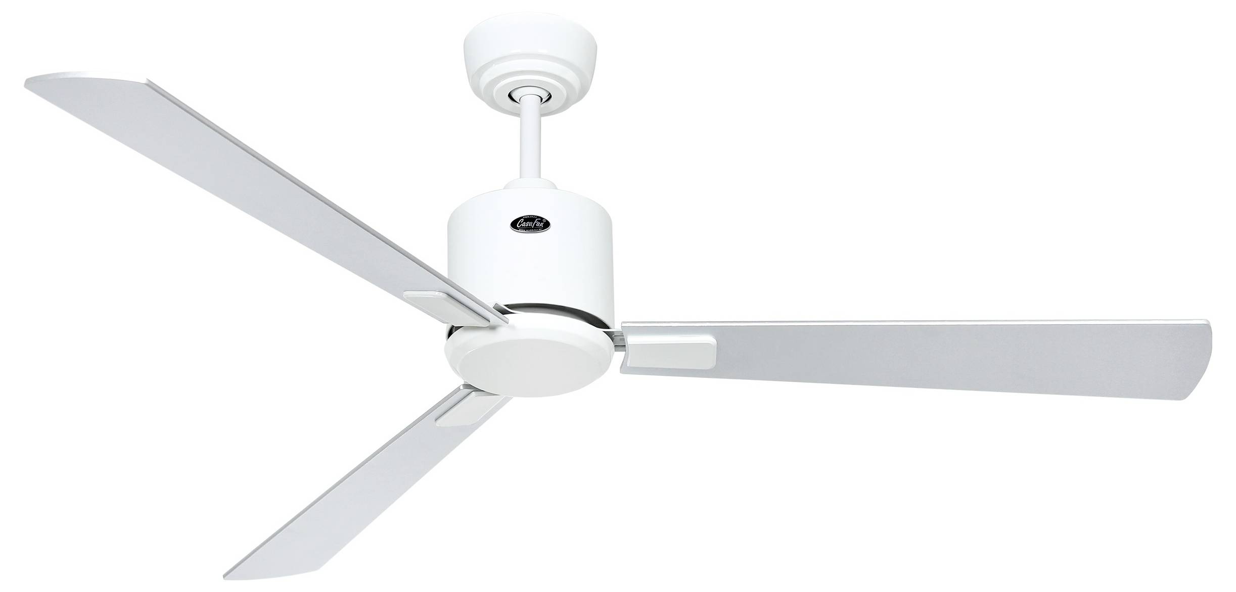 Ein weißer Deckenventilator mit drei Flügeln und einer zentralen Motoreinheit, von unten betrachtet, entwickelt für die Luftzirkulation in Innenräumen.