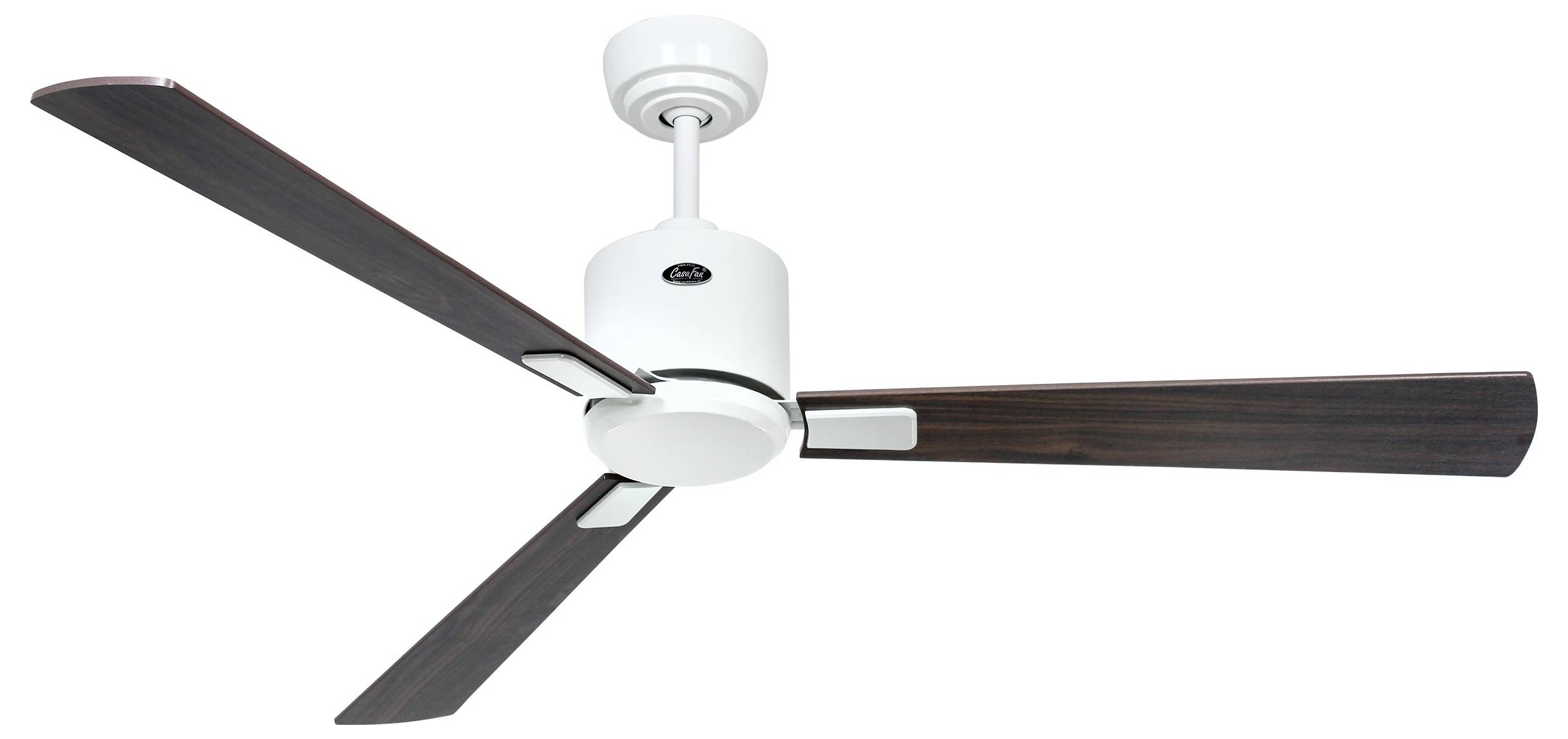 Ein weißer Deckenventilator mit drei dunklen Holzflügeln, an einer Decke montiert, vor einem schlichten Hintergrund positioniert.