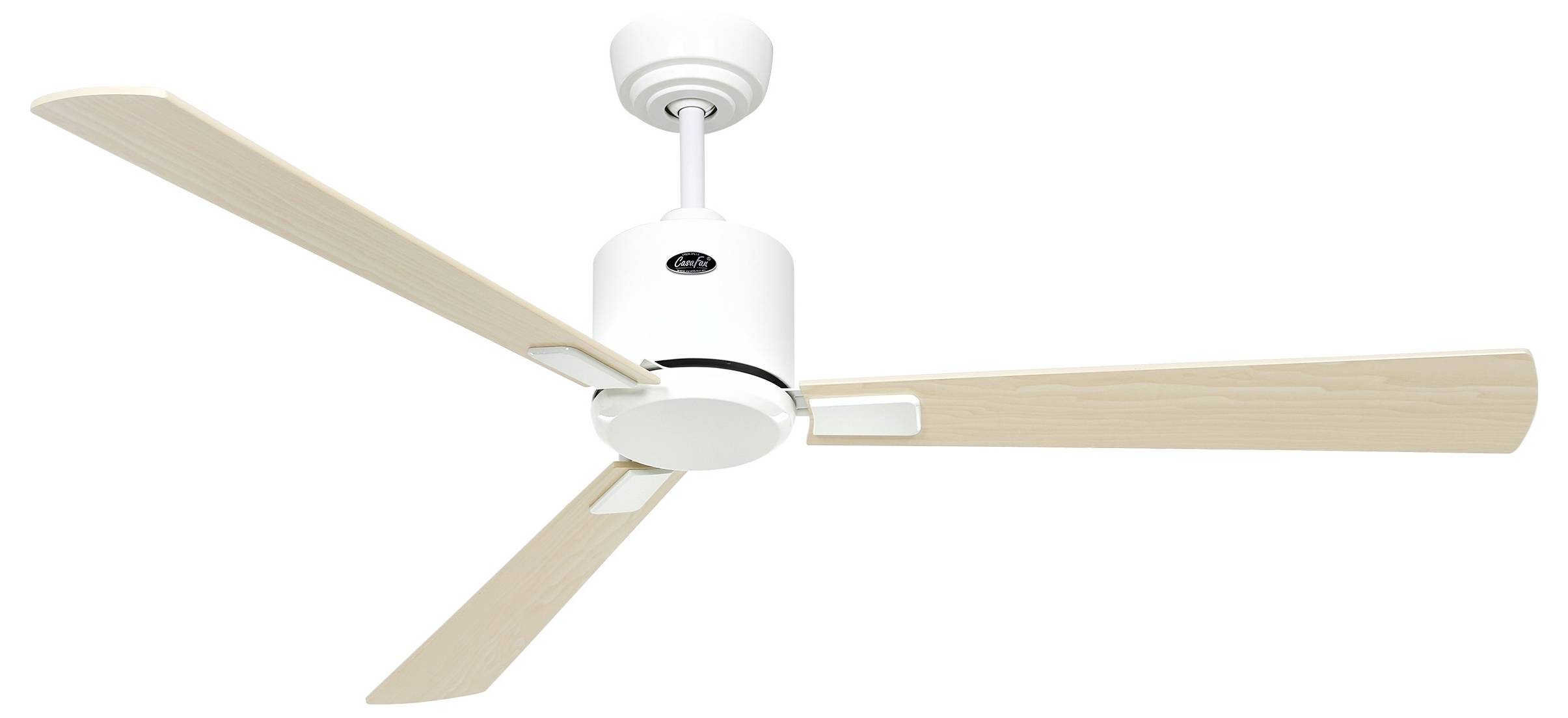 Ein weißer Deckenventilator mit drei hellen Holzflügeln, der an einer einfachen Halterung montiert ist, vor einem schlichten weißen Hintergrund gezeigt.