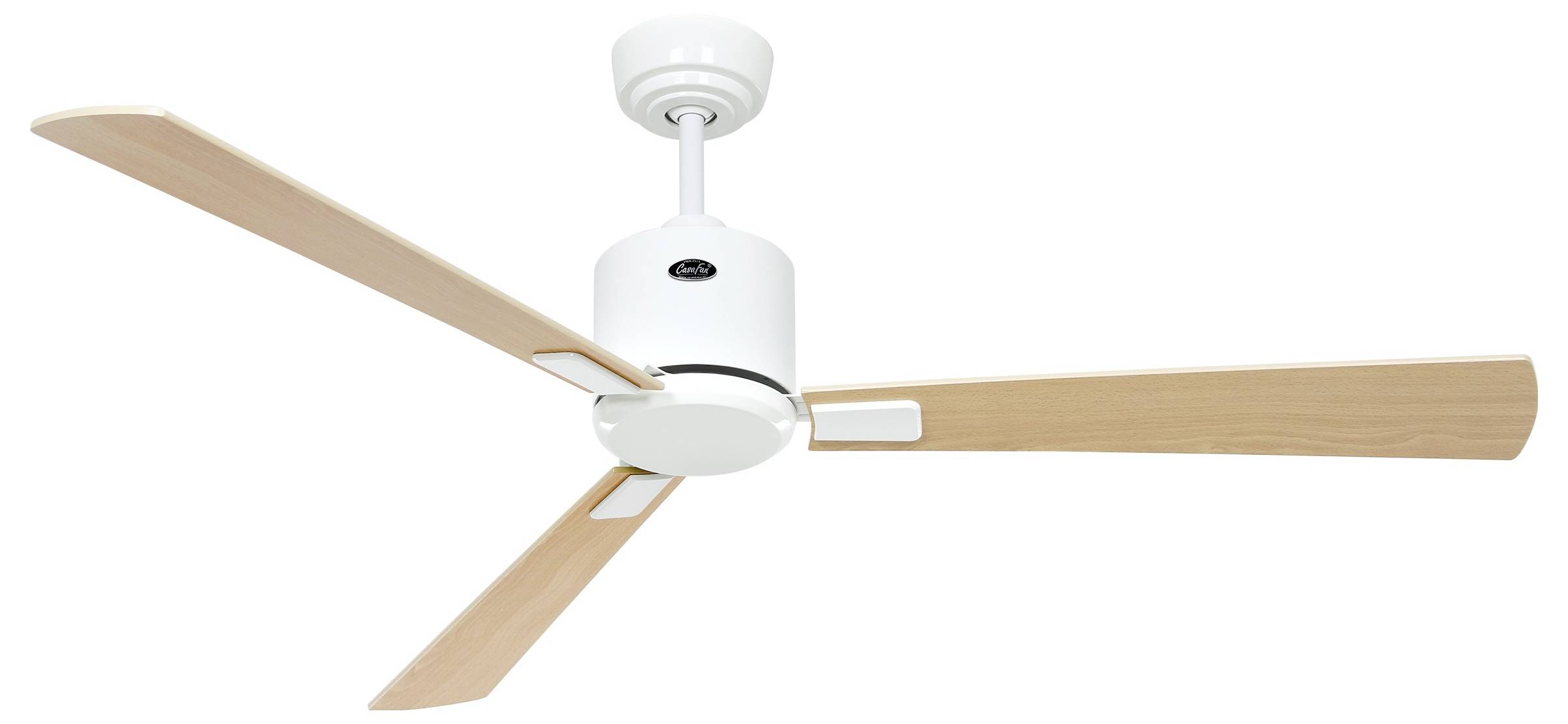 Ein weißer Deckenventilator mit drei Holzflügeln, montiert an einer weißen Decke.