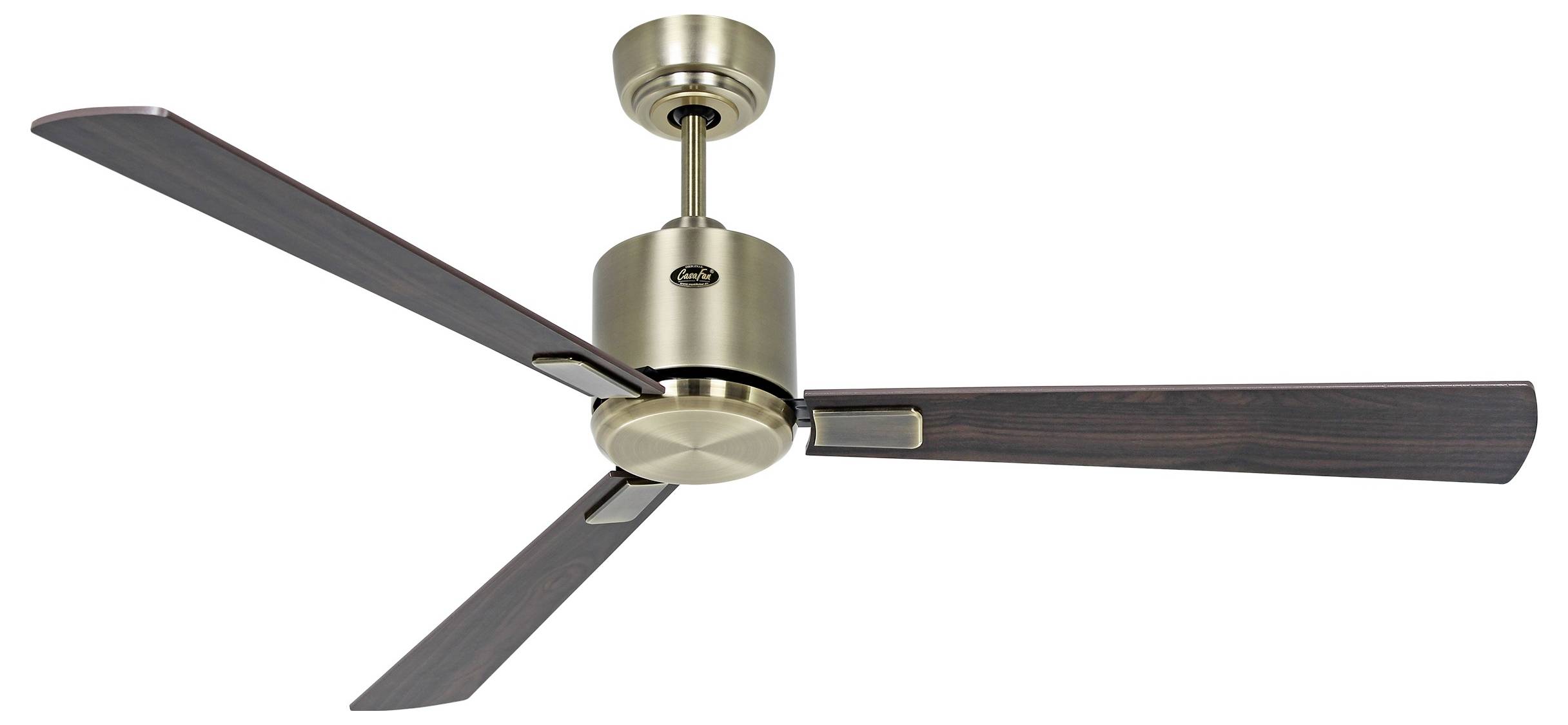 Ein Deckenventilator mit drei Holzflügeln und einem metallischen zylindrischen Sockel, der an der Decke montiert ist und ein zeitgemäßes Design bietet.