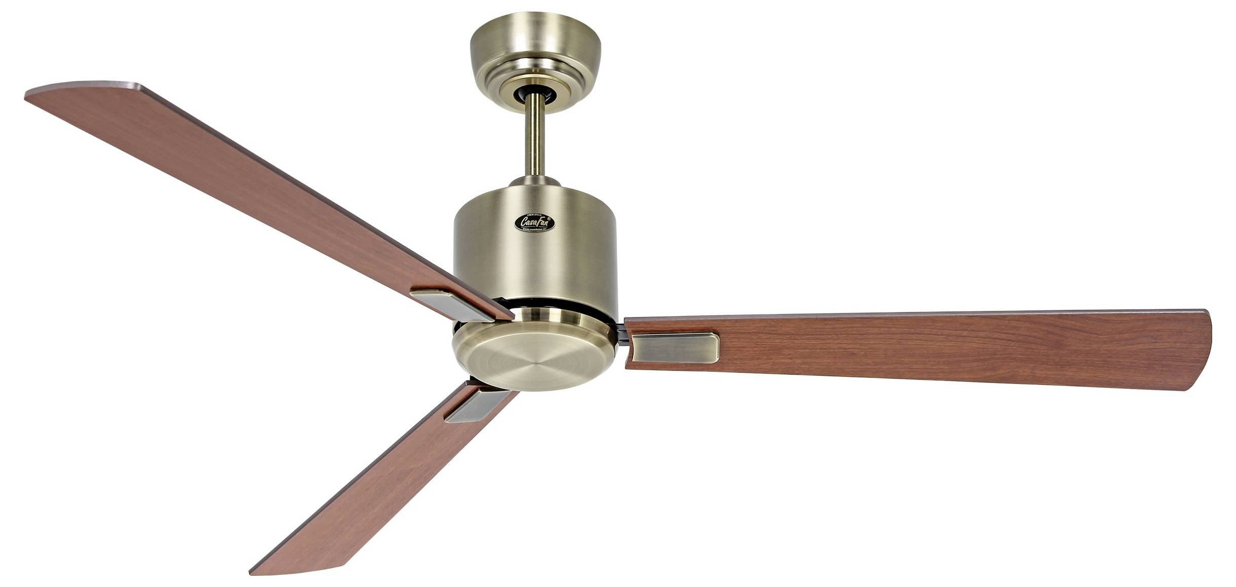Ein moderner Deckenventilator mit drei Holzflügeln und metallischer Oberfläche, an einer kurzen Stange montiert, vor weißem Hintergrund betrachtet.