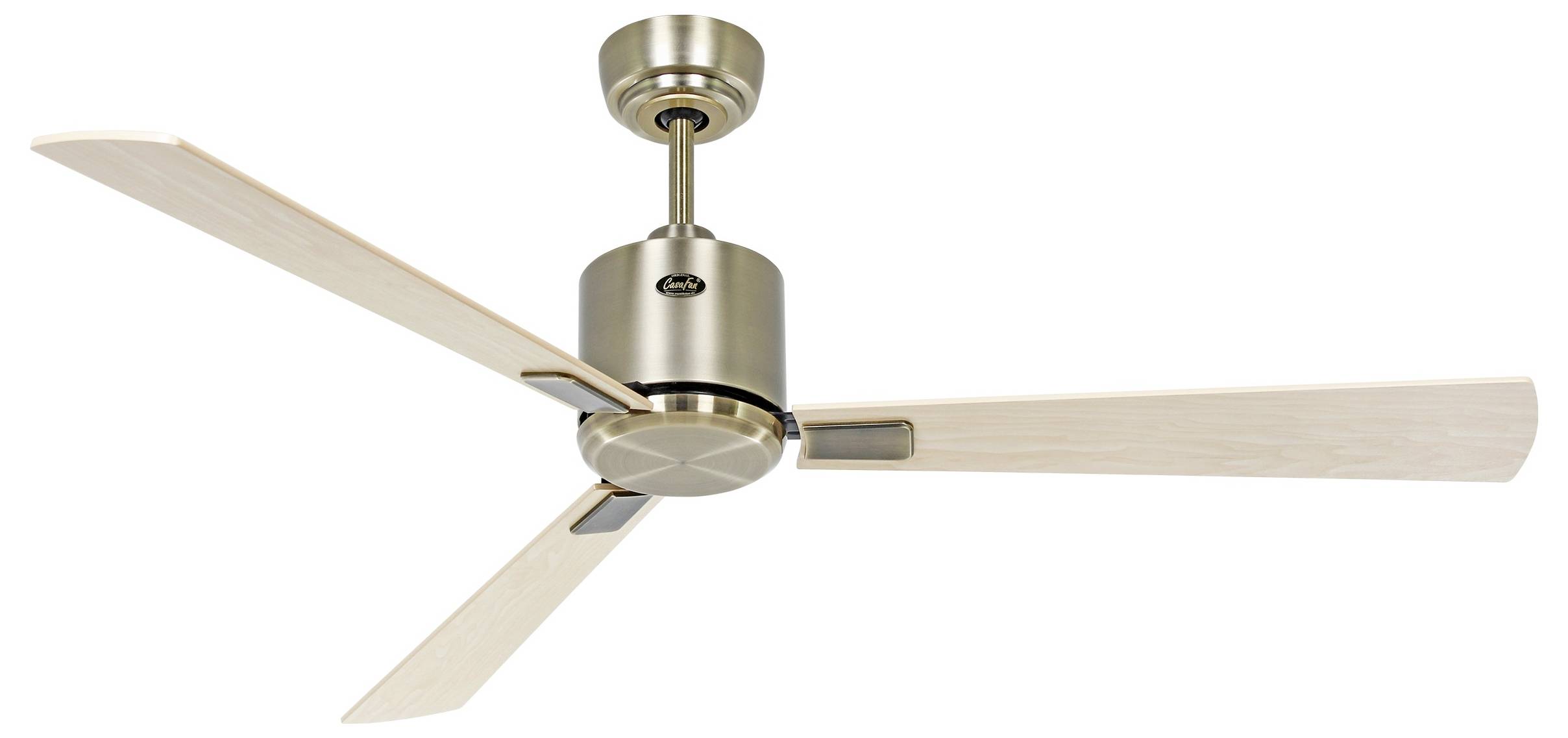 Ein Deckenventilator mit einem Edelstahlmotor und drei Holzflügeln, entwickelt für eine effiziente Luftzirkulation in einem modernen Interieur.