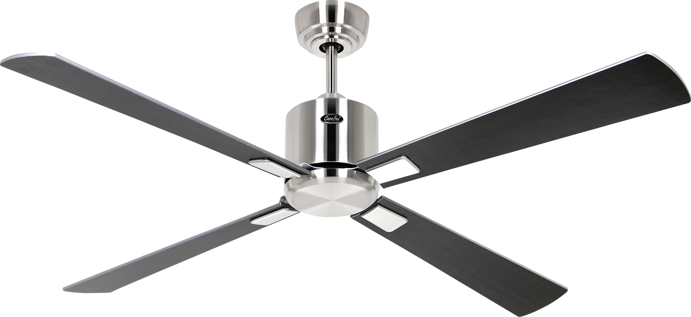 Ein moderner Deckenventilator mit vier schwarzen Flügeln und einer metallischen zentralen Nabe, an einer kurzen Stange montiert, von unten betrachtet.