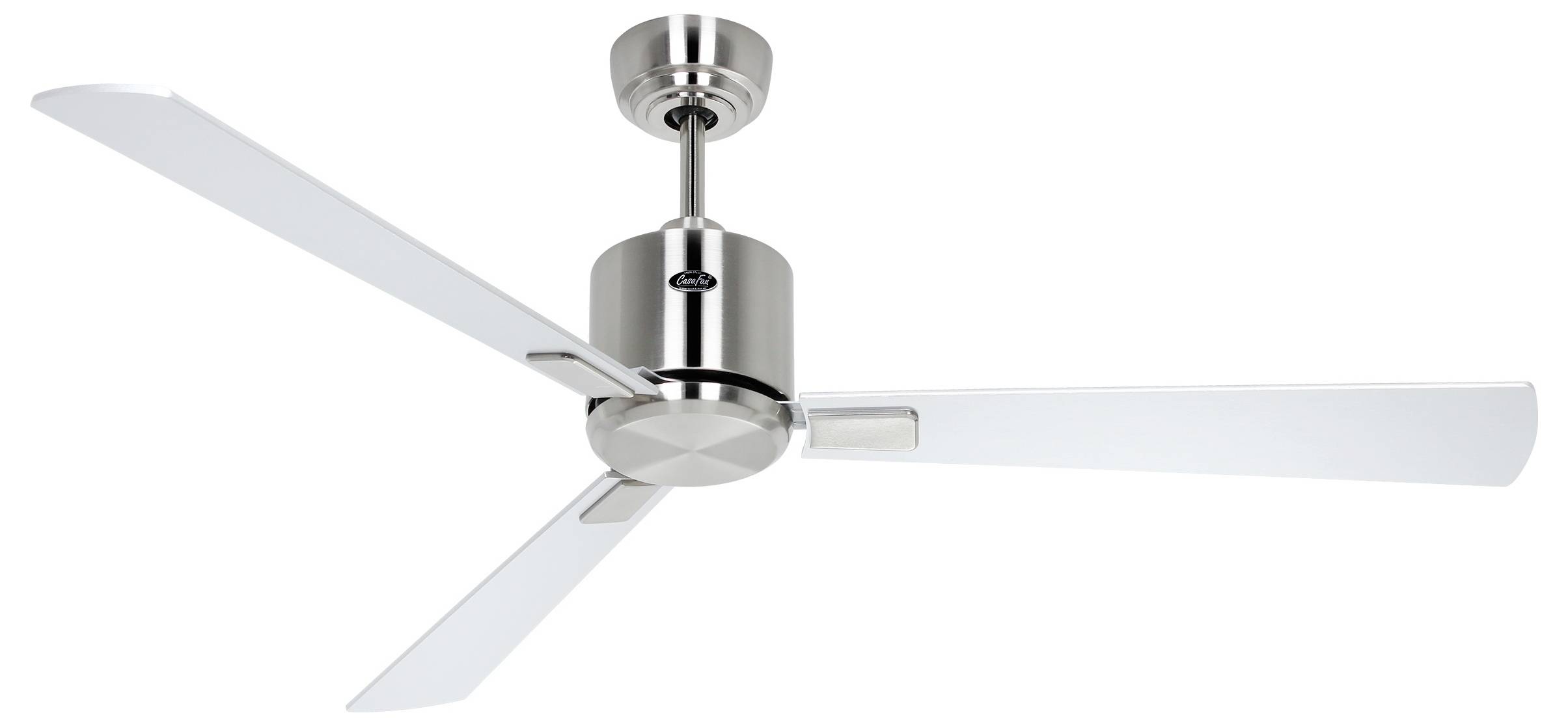 Ein Deckenventilator mit vier silbernen Flügeln und einem silbernen Motorgehäuse ist an einer silbernen Stange montiert und eignet sich für moderne Inneneinrichtungen.