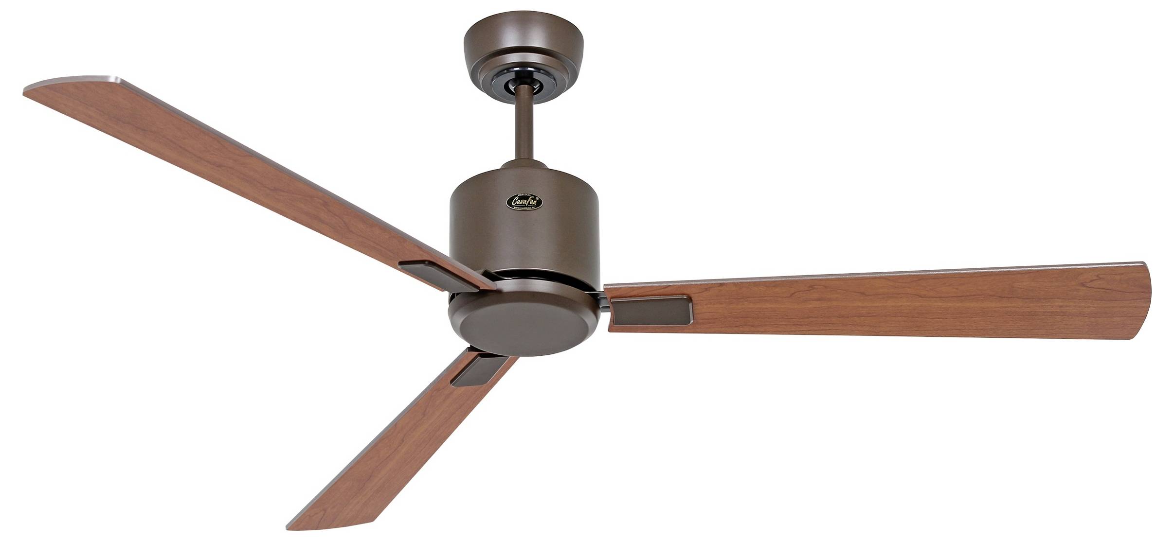 Ein brauner Deckenventilator mit drei Holzflügeln, an einer weißen Decke montiert.