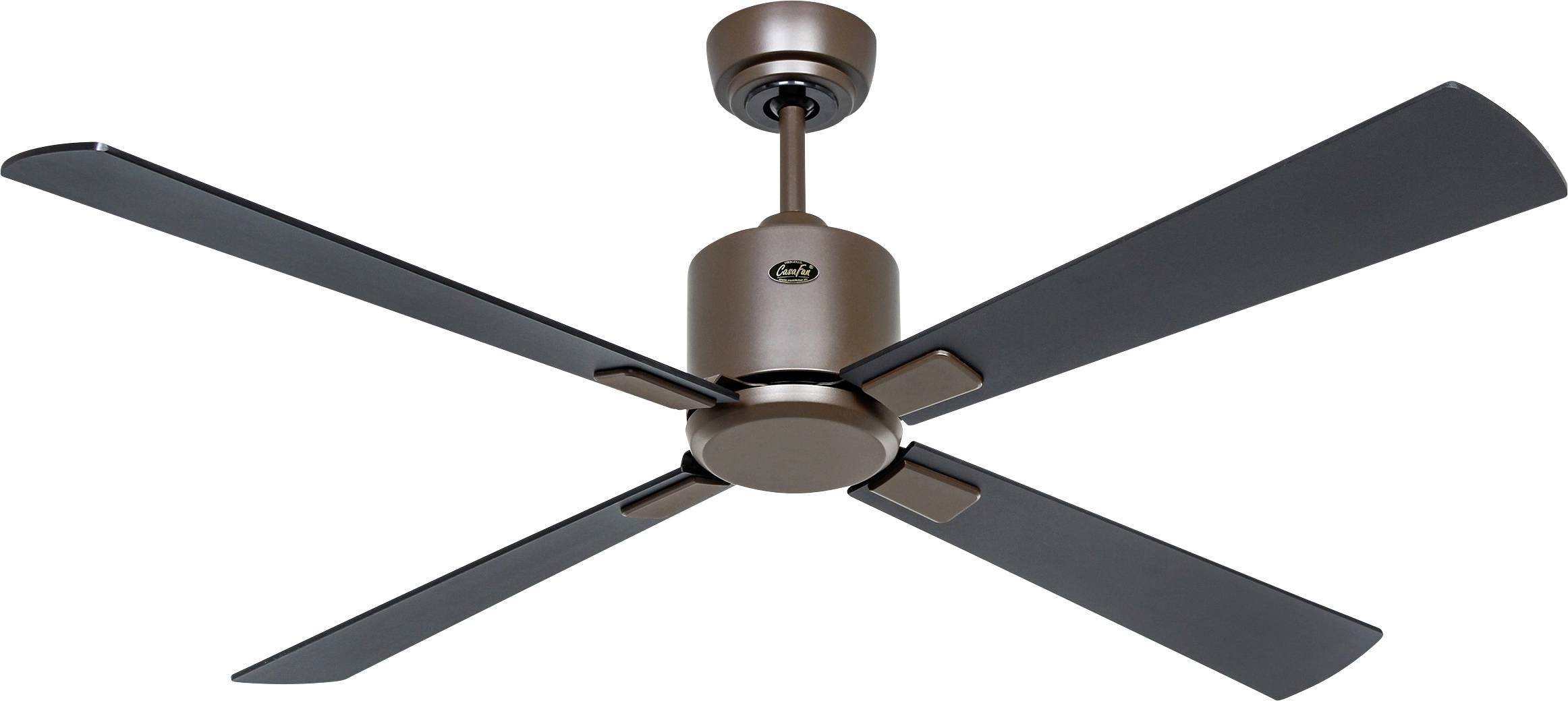 Ein Deckenventilator mit vier dunklen Flügeln und einem braunen Motorgehäuse, an einer Stange montiert.