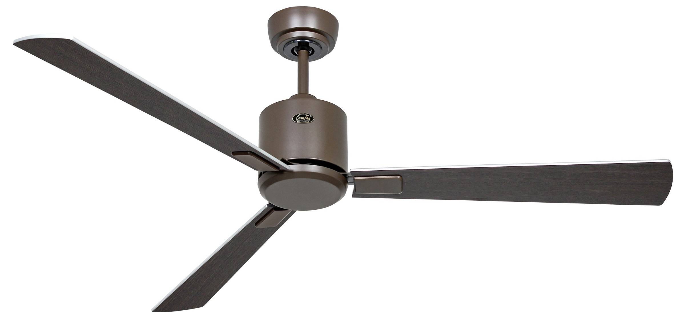 Ein brauner Deckenventilator mit drei Flügeln, der an einer weißen Decke montiert ist, von unten betrachtet.