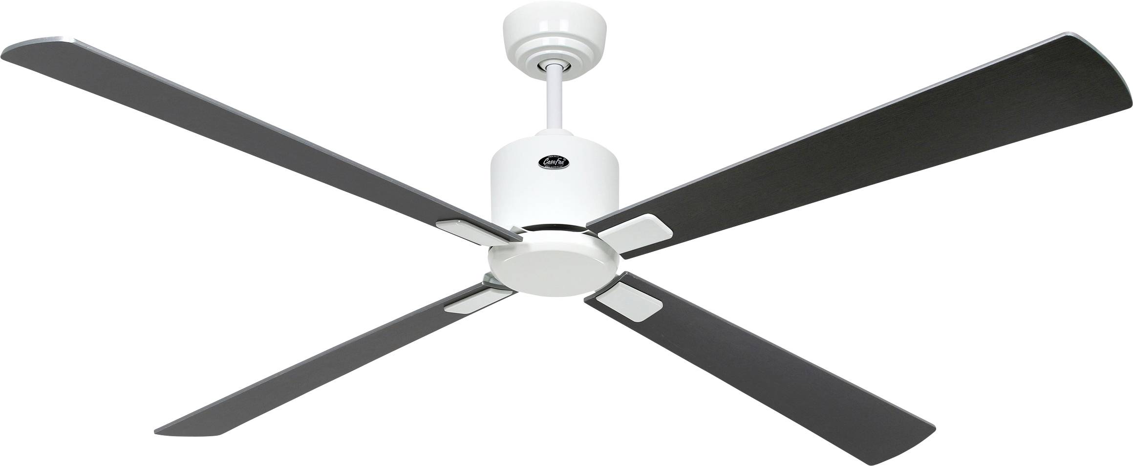 Ein weißer Deckenventilator mit vier schwarzen Flügeln ist vor einem schlichten weißen Hintergrund montiert.