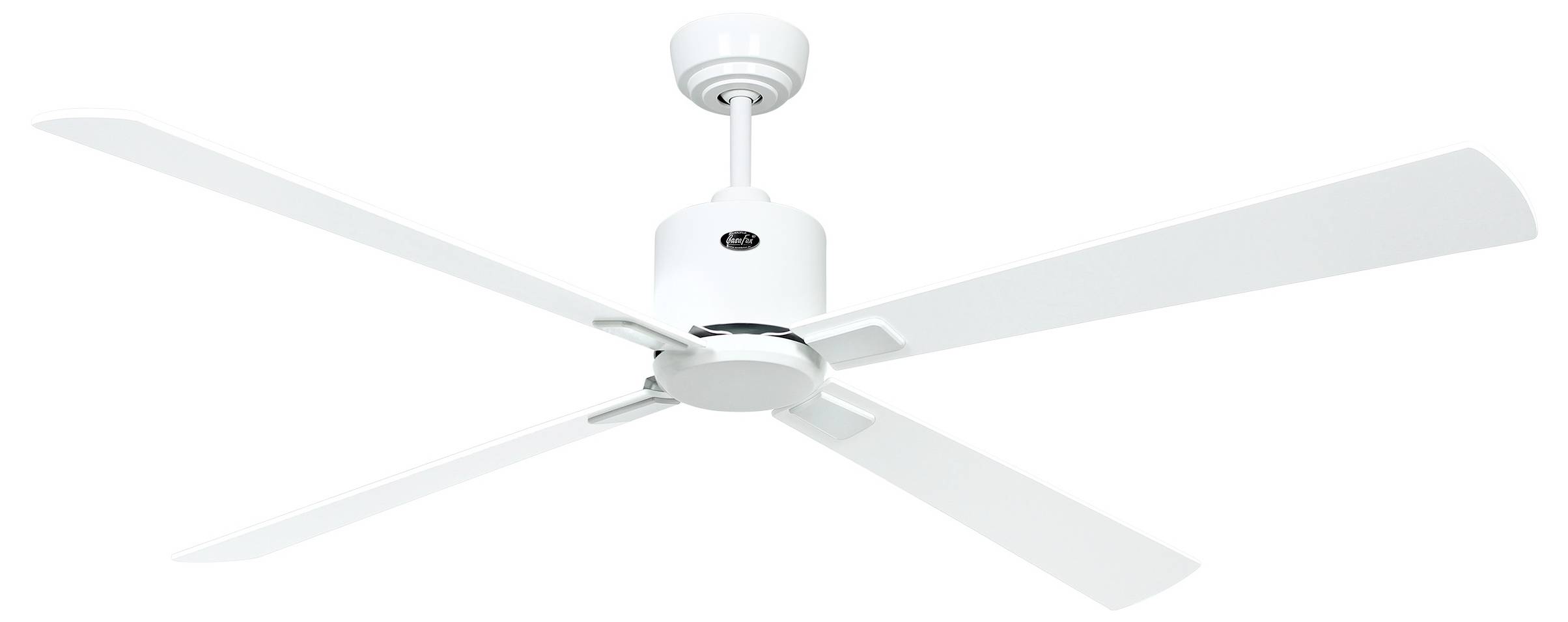 Ein weißer, vierflügeliger Deckenventilator ist vor einem schlichten Hintergrund zu sehen, mit gleichmäßig verteilten Flügeln und einem zylindrischen Motorgehäuse.