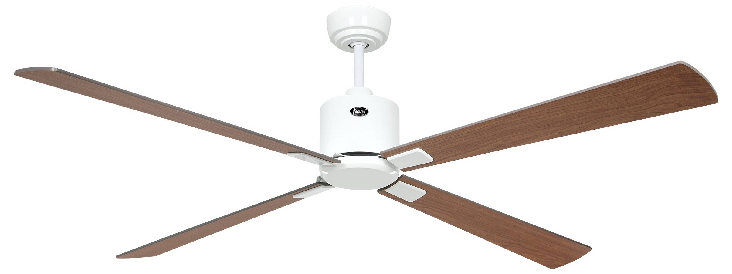 Ein weißer Deckenventilator mit vier braunen Holzflügeln, von unten betrachtet, vor einem weißen Hintergrund.