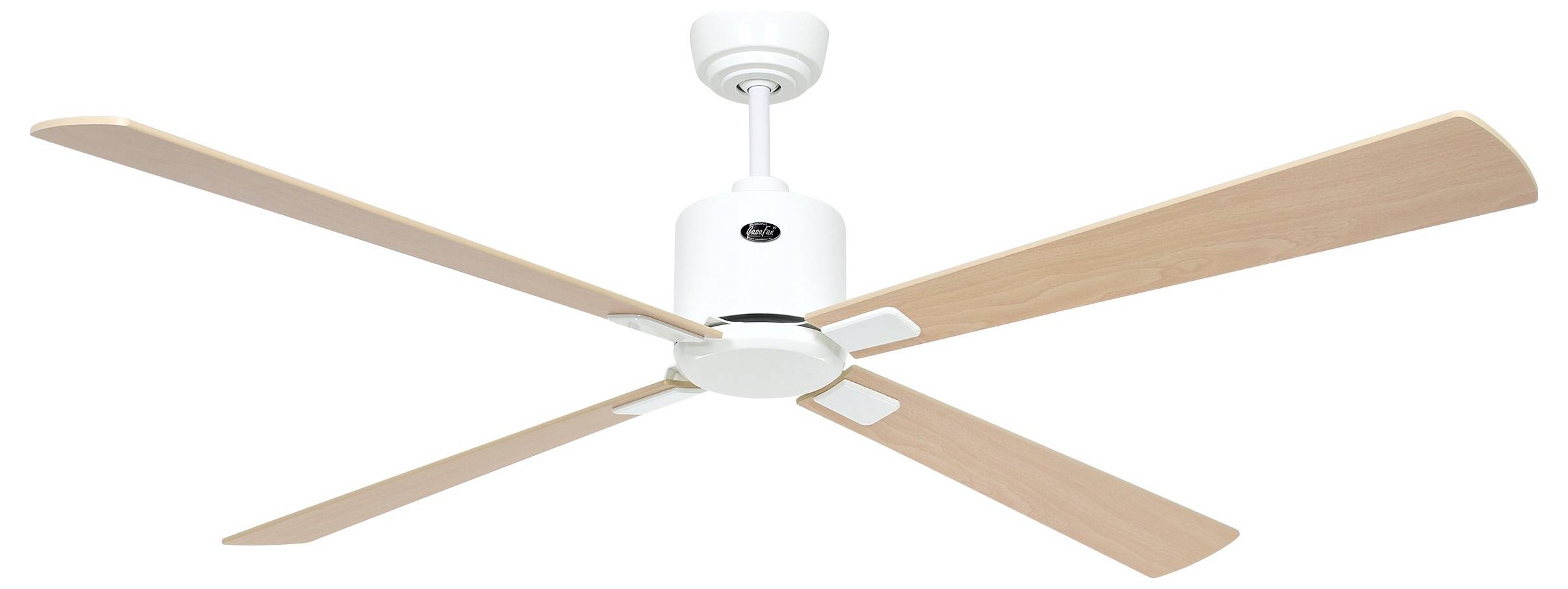 Ein Deckenventilator mit vier hellen Holzflügeln und einem weißen Motorgehäuse, von unten betrachtet und zentriert vor einem weißen Hintergrund.