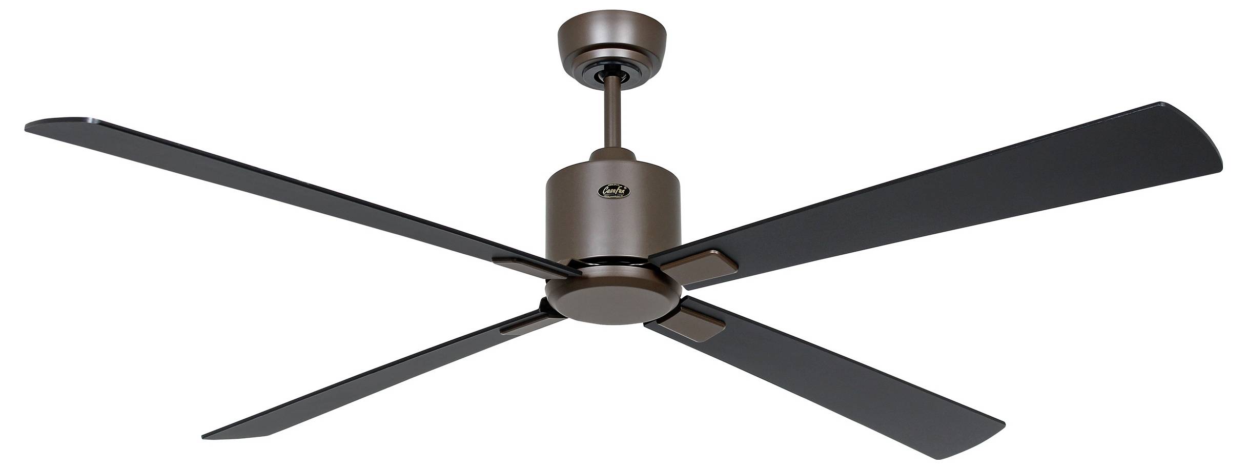 Ein Deckenventilator mit einem braunen Metallgehäuse und vier schwarzen Flügeln, an einer kurzen Stange montiert, für die Luftzirkulation in Innenräumen konzipiert.