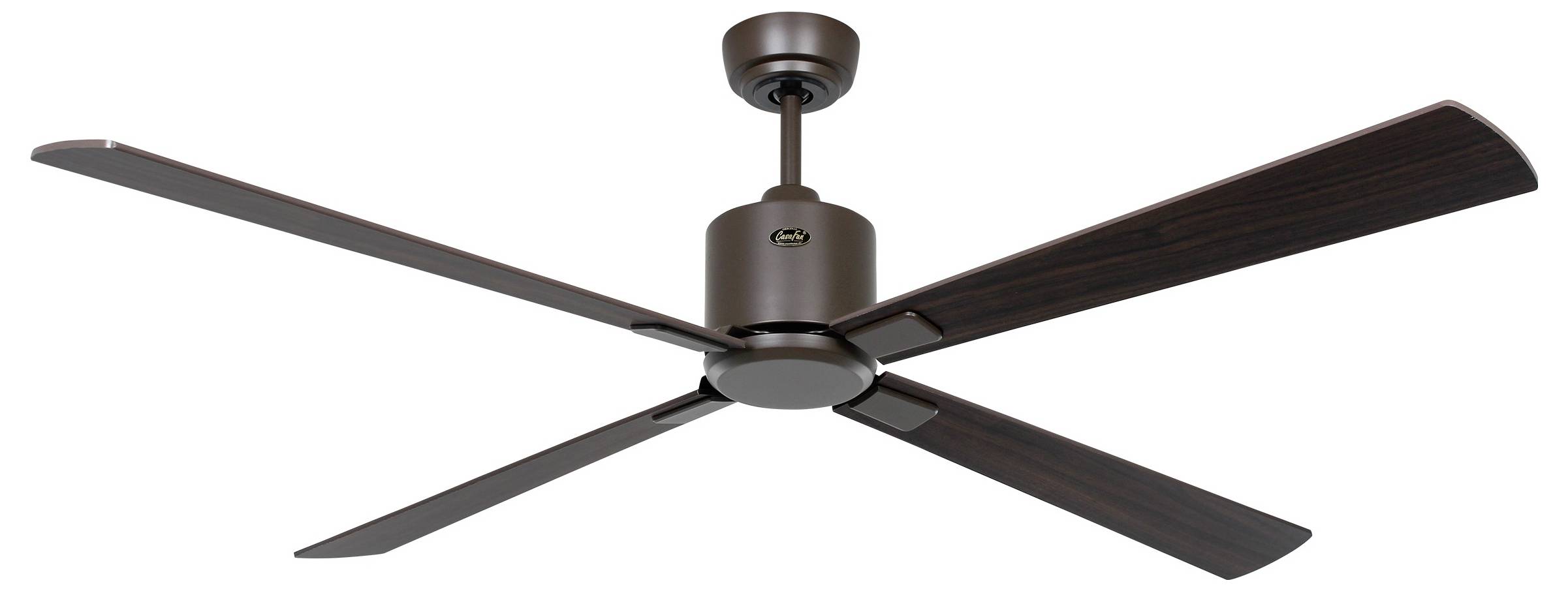 Ein brauner Deckenventilator mit vier Flügeln, von unten betrachtet, vor einem schlichten weißen Hintergrund.