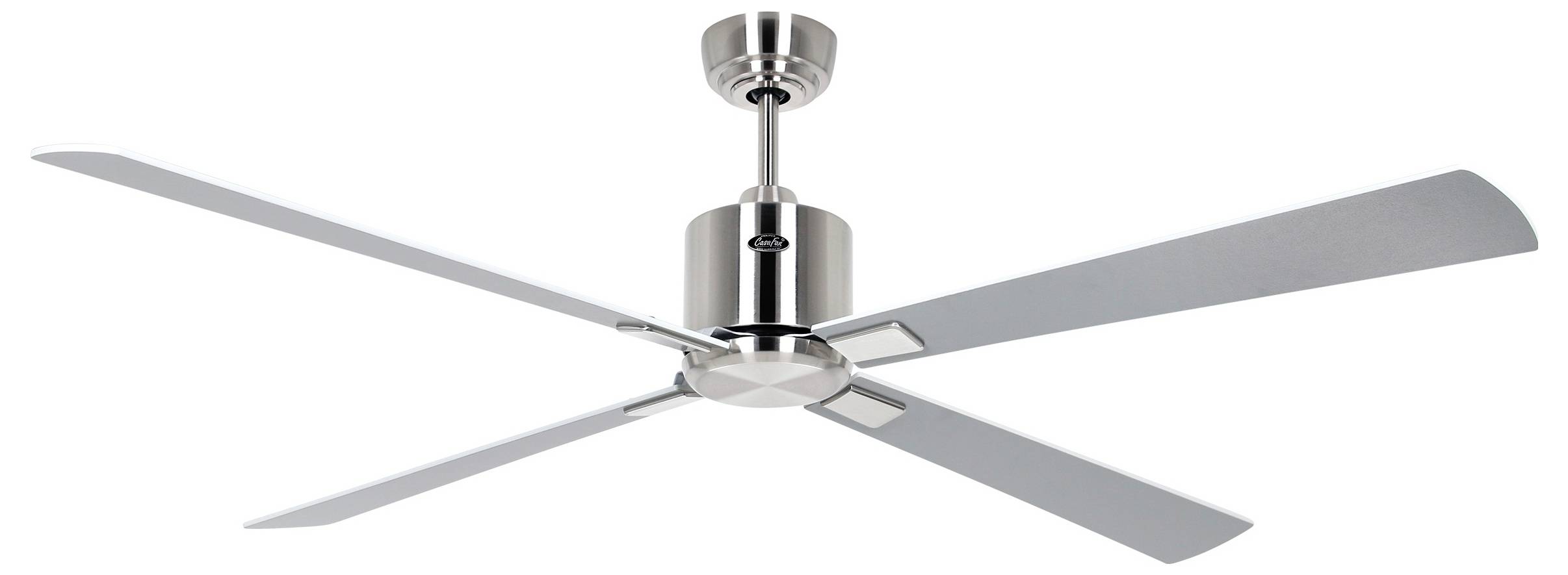 Ein moderner Deckenventilator mit vier silbernen Flügeln und einer eleganten Metalloberfläche, montiert an einer Stange und Grundbefestigung.