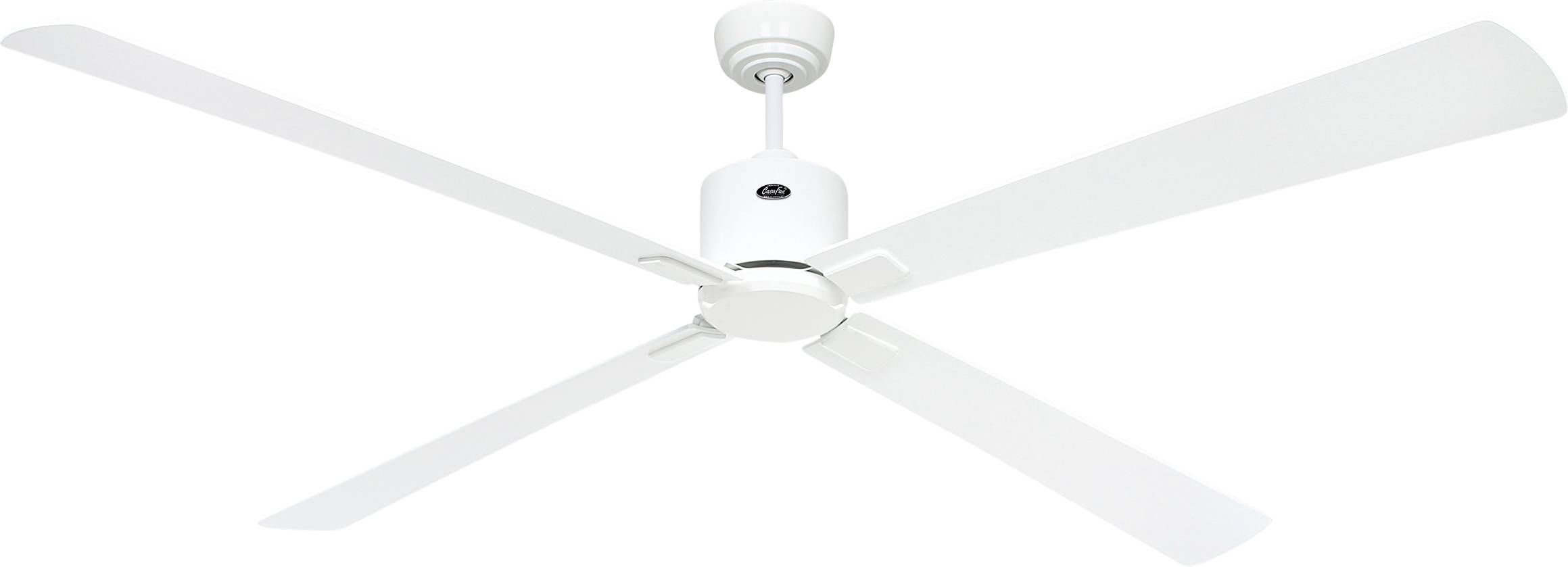 Ein weißer Deckenventilator mit fünf Flügeln, von unten betrachtet, zentriert vor einem weißen Hintergrund.