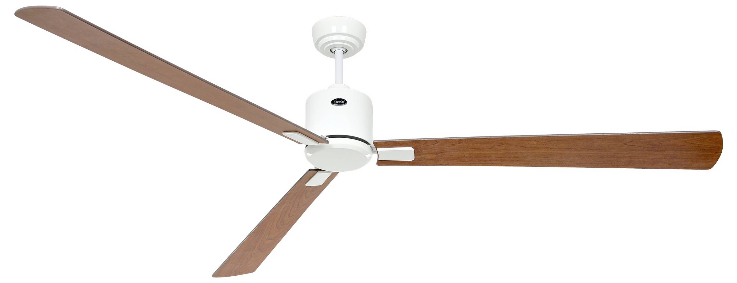 Dreiflugeliger Deckenventilator mit weißem Motorgehäuse und Holzflügeln, vor einem schlichten Hintergrund betrachtet.