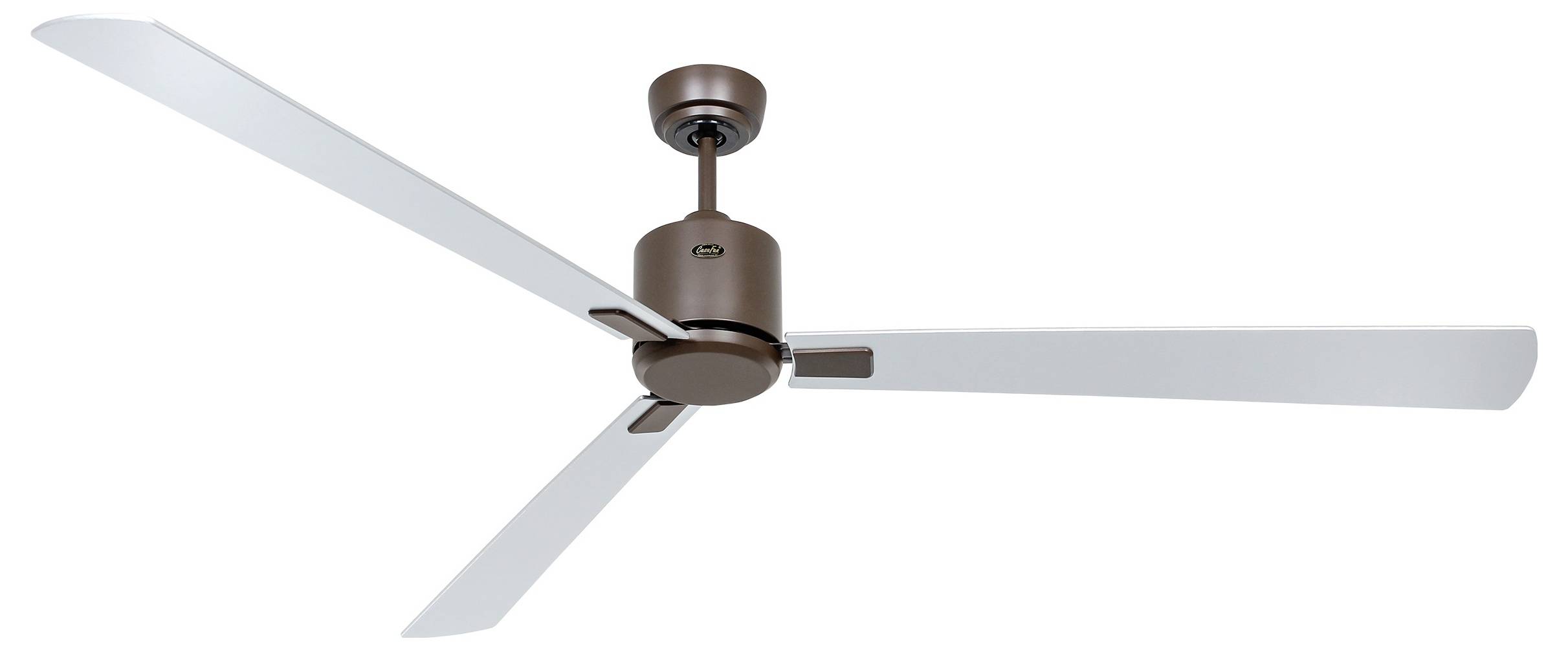 Ein brauner Deckenventilator mit drei weißen Flügeln, montiert vor einem schlichten Hintergrund.