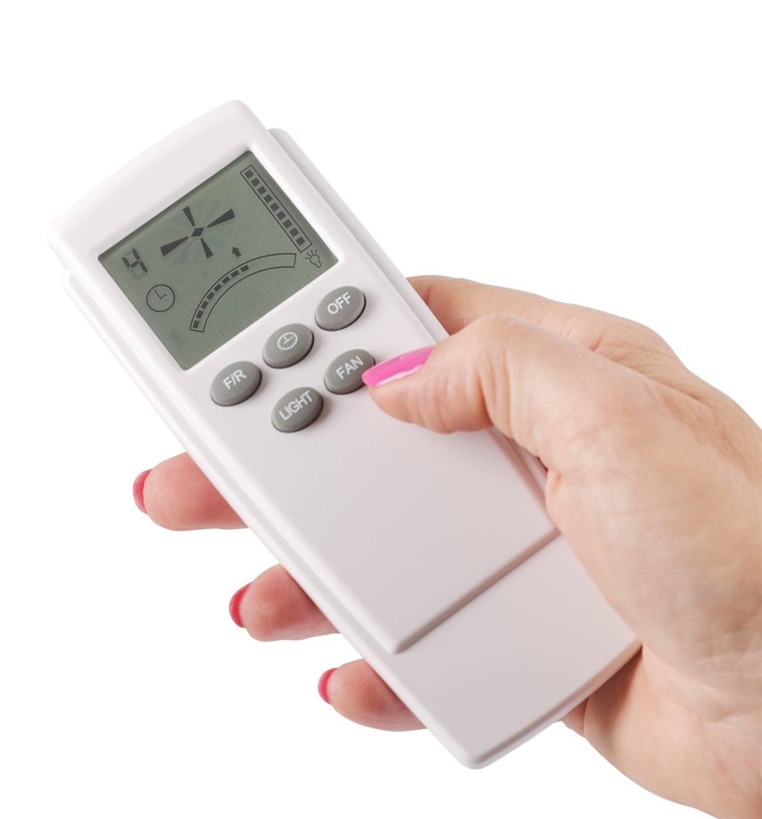 Eine Person hält eine weiße Fernbedienung mit Tasten für 'FIR', 'LIGHT', 'FAN', 'OFF' und einem Display, das Geschwindigkeits- und Modus-Einstellungen anzeigt.