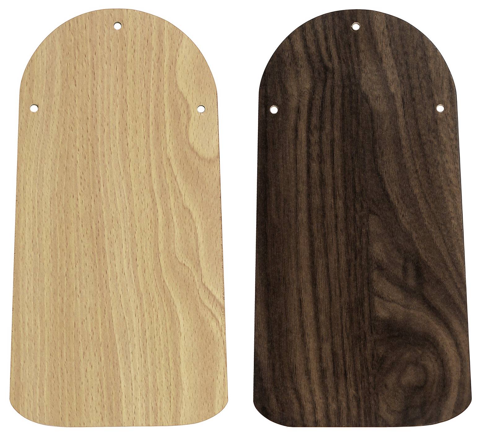 Zwei Holzproben: eine helle, eine dunkle. Beide sind rechteckig mit abgerundeten Oberseiten und haben zwei kleine Löcher nahe der oberen Kante.