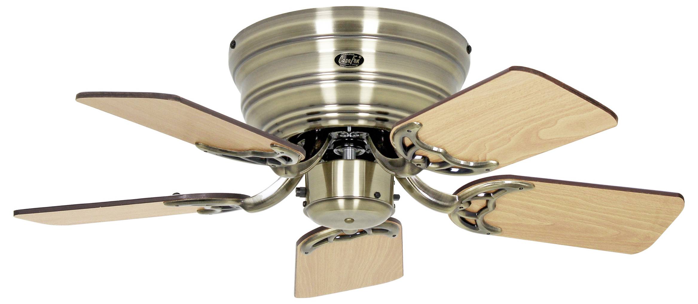 Ein Deckenventilator mit gebürsteter Metalloberfläche und fünf Holzflügeln, entwickelt für flache Montage, geeignet für den Innenbereich.