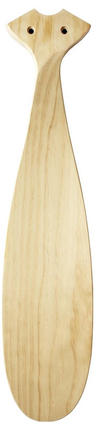 Ein leichter Holzpaddel mit einer glatten, flachen Oberfläche und zwei kleinen Löchern nahe der Oberseite.