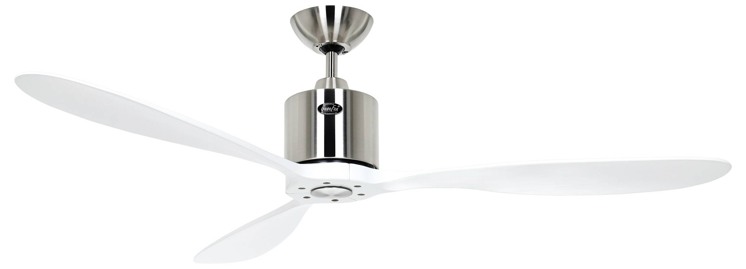 Ein moderner Deckenventilator mit metallischer Oberfläche und drei weißen Flügeln, geeignet für zeitgenössische Wohnraumgestaltung.