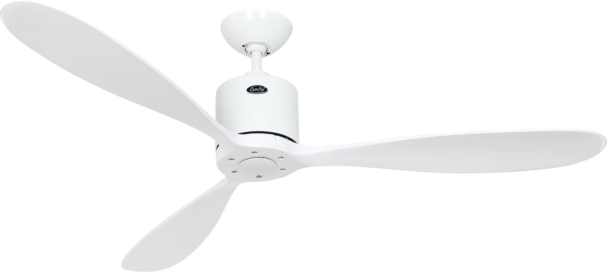 Ein weißer Deckenventilator mit drei modernen Flügeln ist an einer weißen Decke montiert.