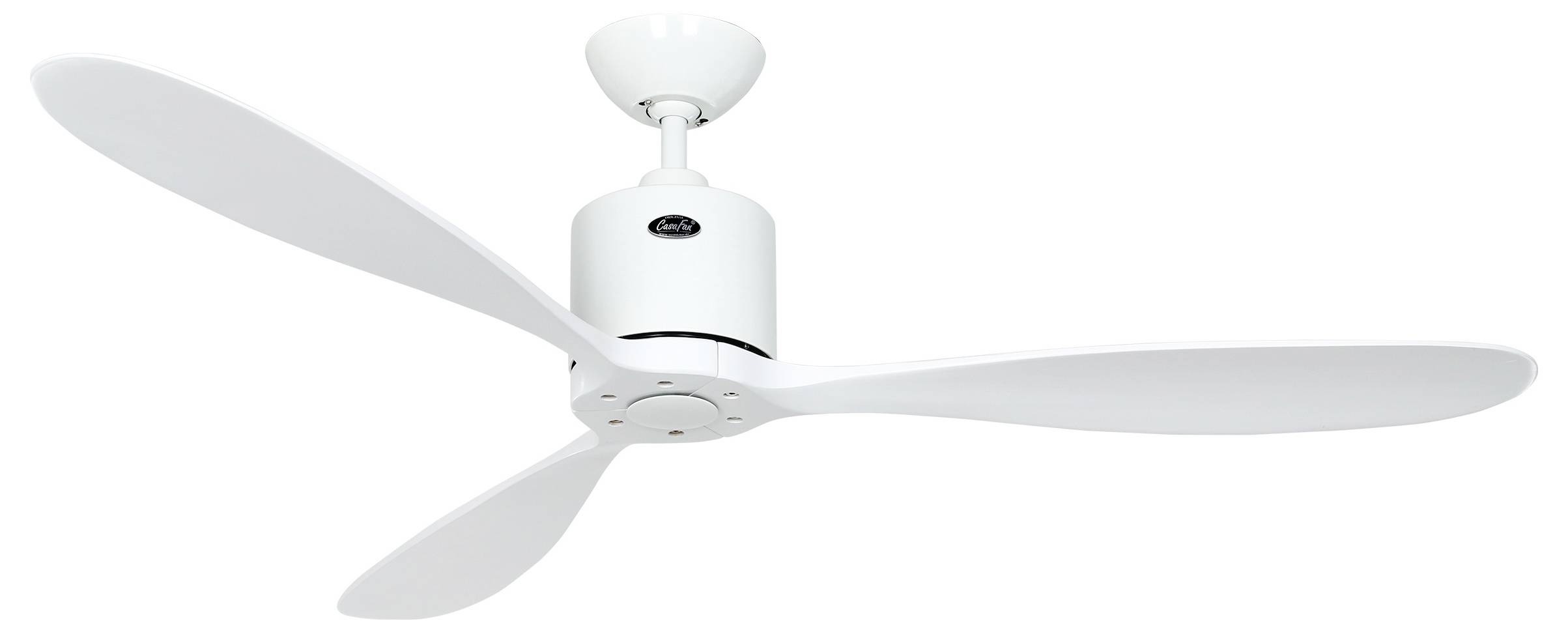 Ein weißer Deckenventilator mit drei Flügeln, befestigt an einer runden Deckenbefestigung.