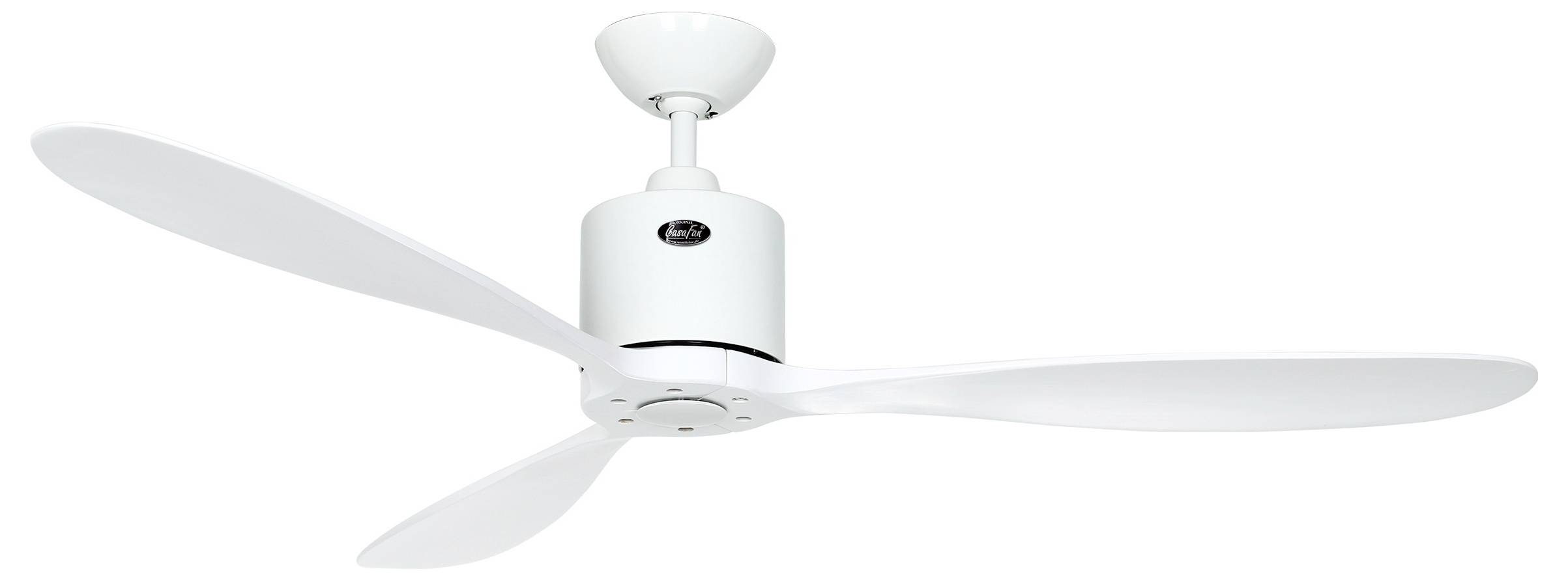 Ein weißer Deckenventilator mit drei schlanken Flügeln und einem zylindrischen Motorgehäuse, montiert an einer kurzen Stange, geeignet für moderne Wohnraumeinrichtung.