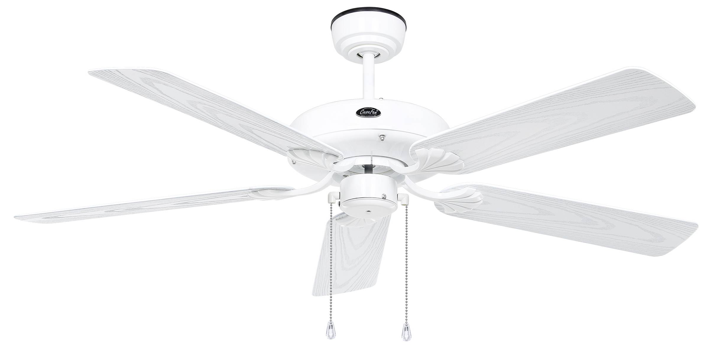 Ein weißer Deckenventilator mit fünf Flügeln und Zugketten hängt von einer Decke.