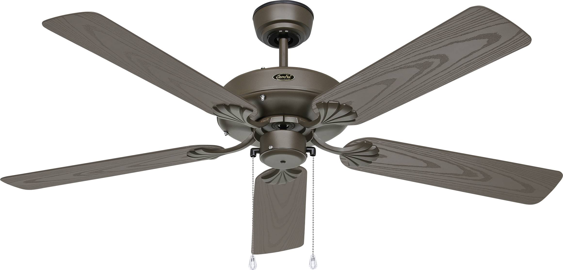 Ein brauner Deckenventilator mit fünf Holzflügeln, ausgestattet mit Zugketten, montiert an einer einfachen Abdeckung.