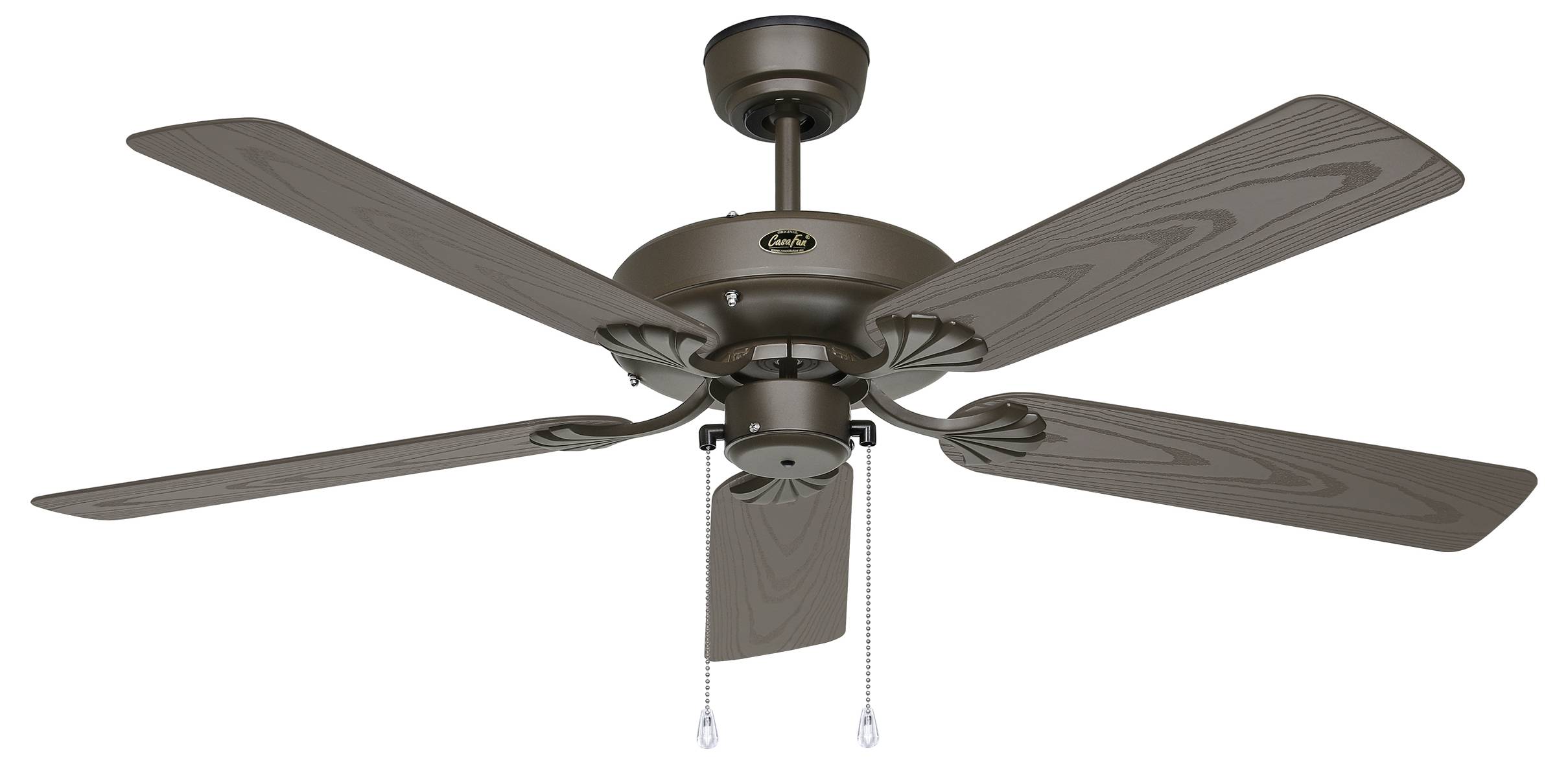 Brauner Deckenventilator mit vier Holzflügeln, einem runden Motorgehäuse und zwei Zugketten.