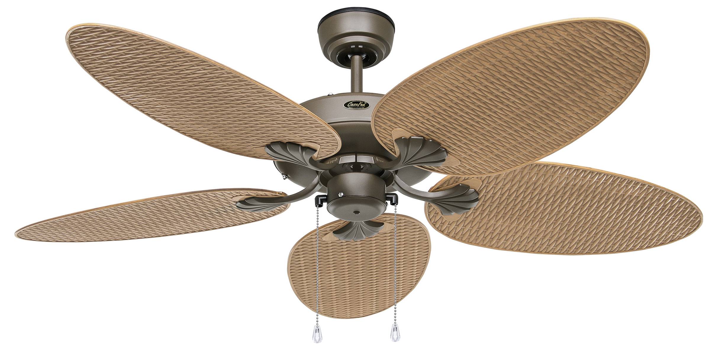 Ein Deckenventilator mit fünf korbgeflechtartigen Flügeln und einer zentralen Metallfassung, ausgestattet mit zwei Zugketten für die Bedienung.