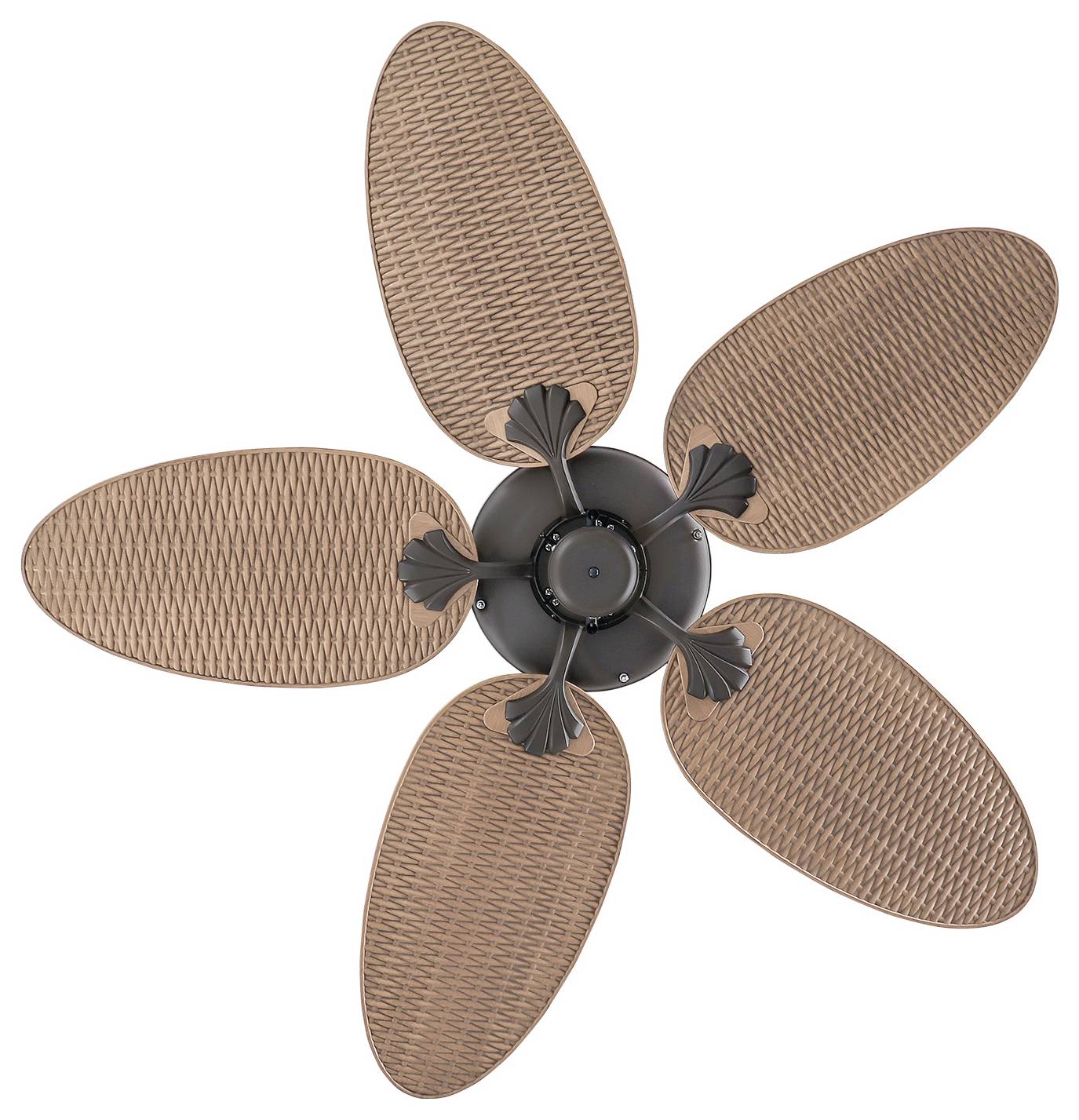 Deckenventilator mit fünf korbgeflechtgemusterten braunen Flügeln, zentriert um eine dunkle Metallnabe.