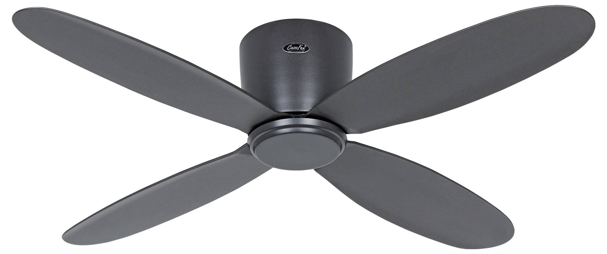 Ein matter schwarzer Deckenventilator mit vier breiten Flügeln, von unten betrachtet, zentriert vor einem schlichten Hintergrund.