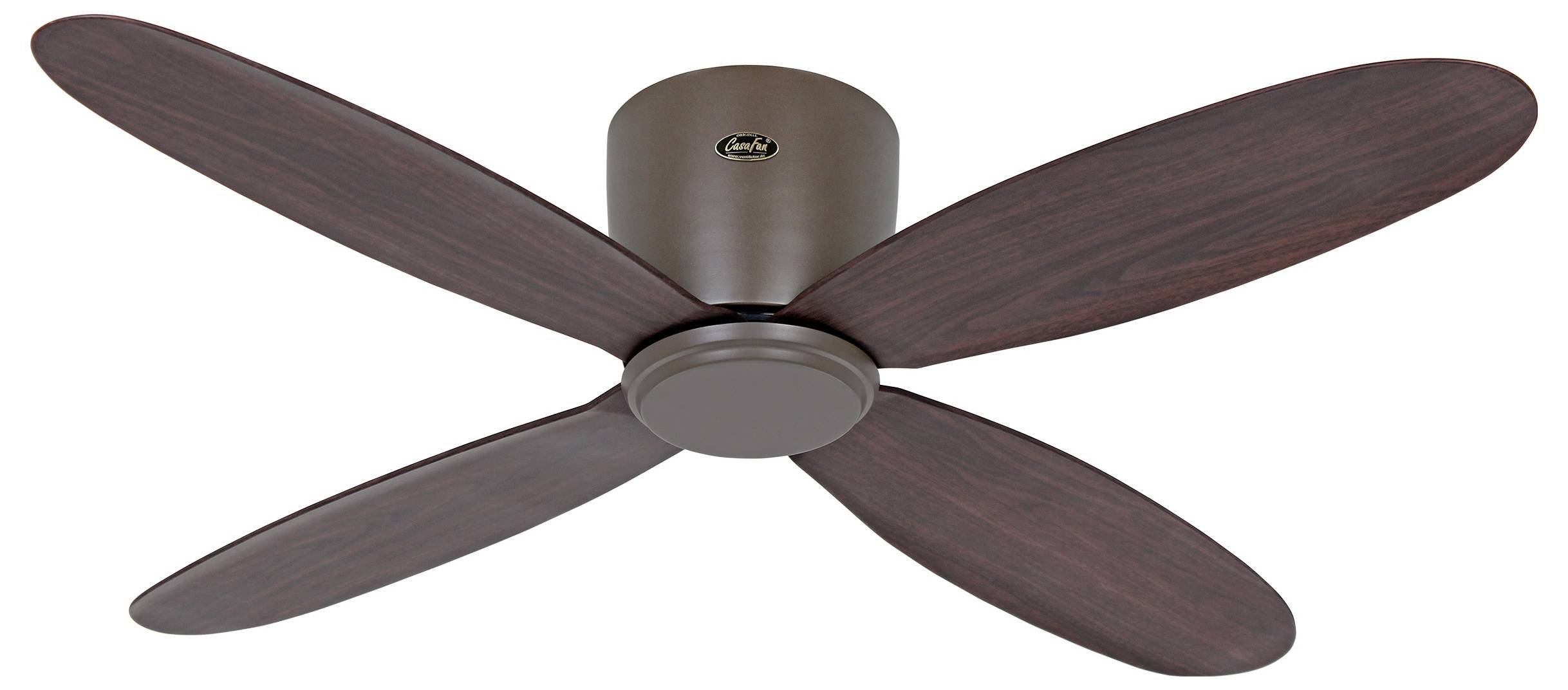 Ein Deckenventilator mit vier holzstrukturierten Flügeln und einem zentralen Motorgehäuse in dunkelbrauner Ausführung, von unten betrachtet.