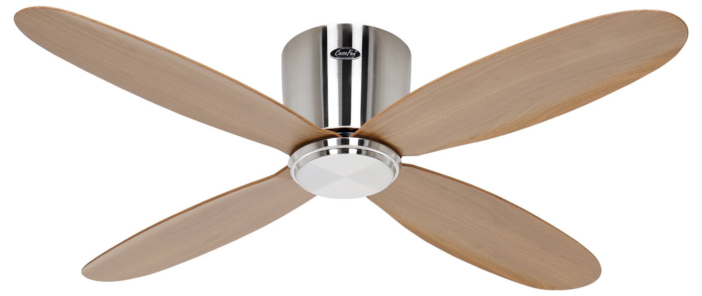 Ein Deckenventilator mit vier Holzflügeln und einem eleganten silbernen Motorgehäuse, entworfen für moderne Inneneinrichtung.