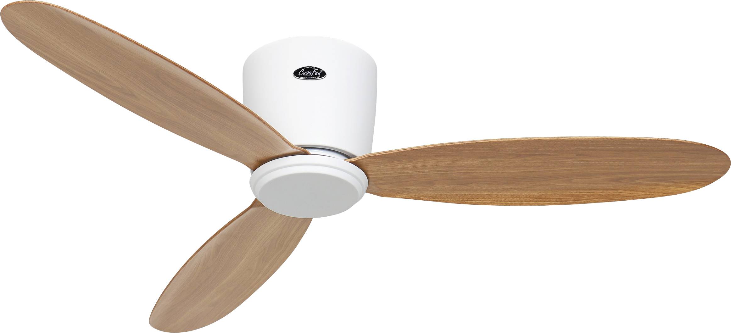 Ein Deckenventilator mit drei Holzflügeln und einem weißen Motorgehäuse ist zu sehen, der eine moderne und funktionale Kühllösung für das Zuhause bietet.